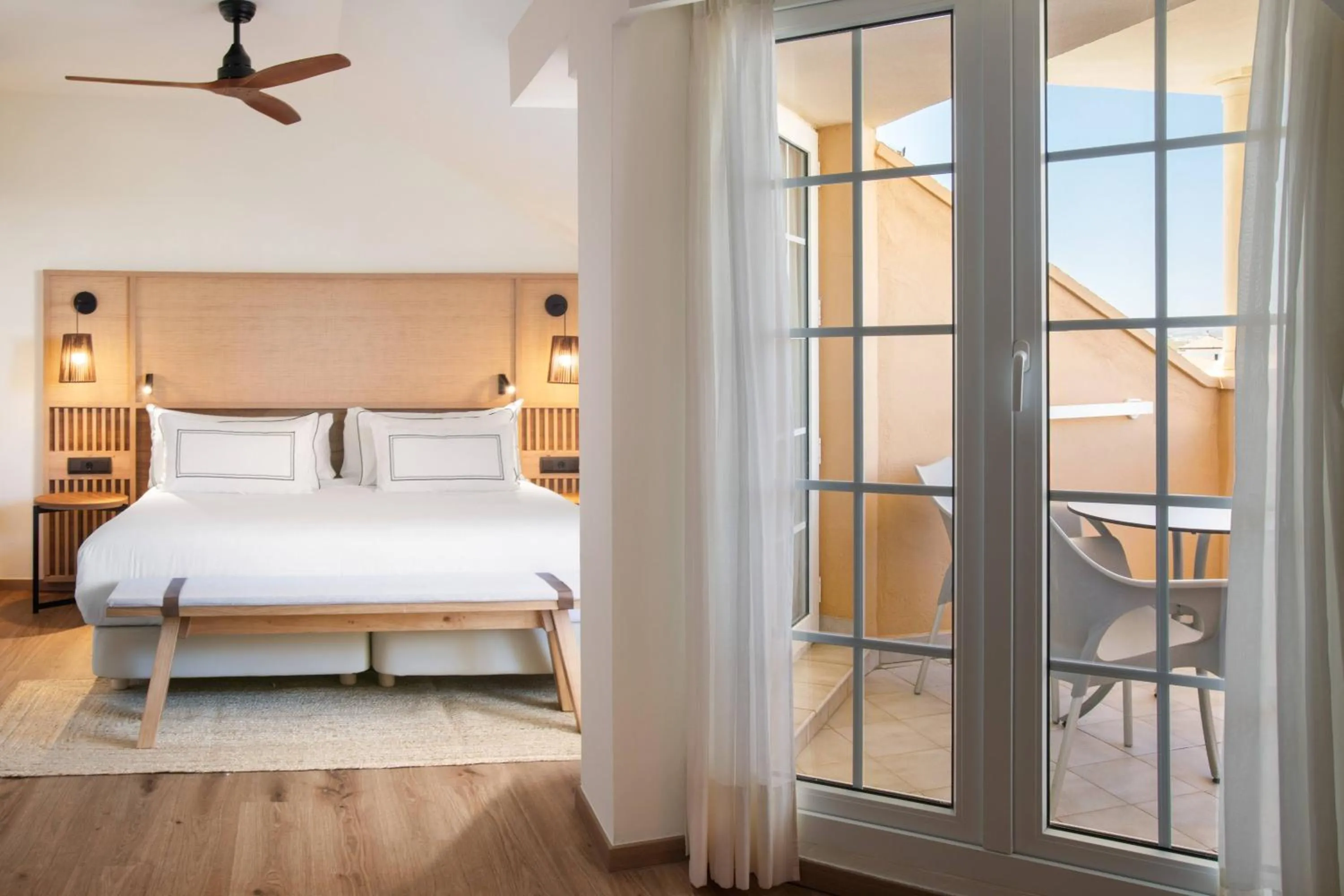 Property building, Bed in Meliá Isla Canela