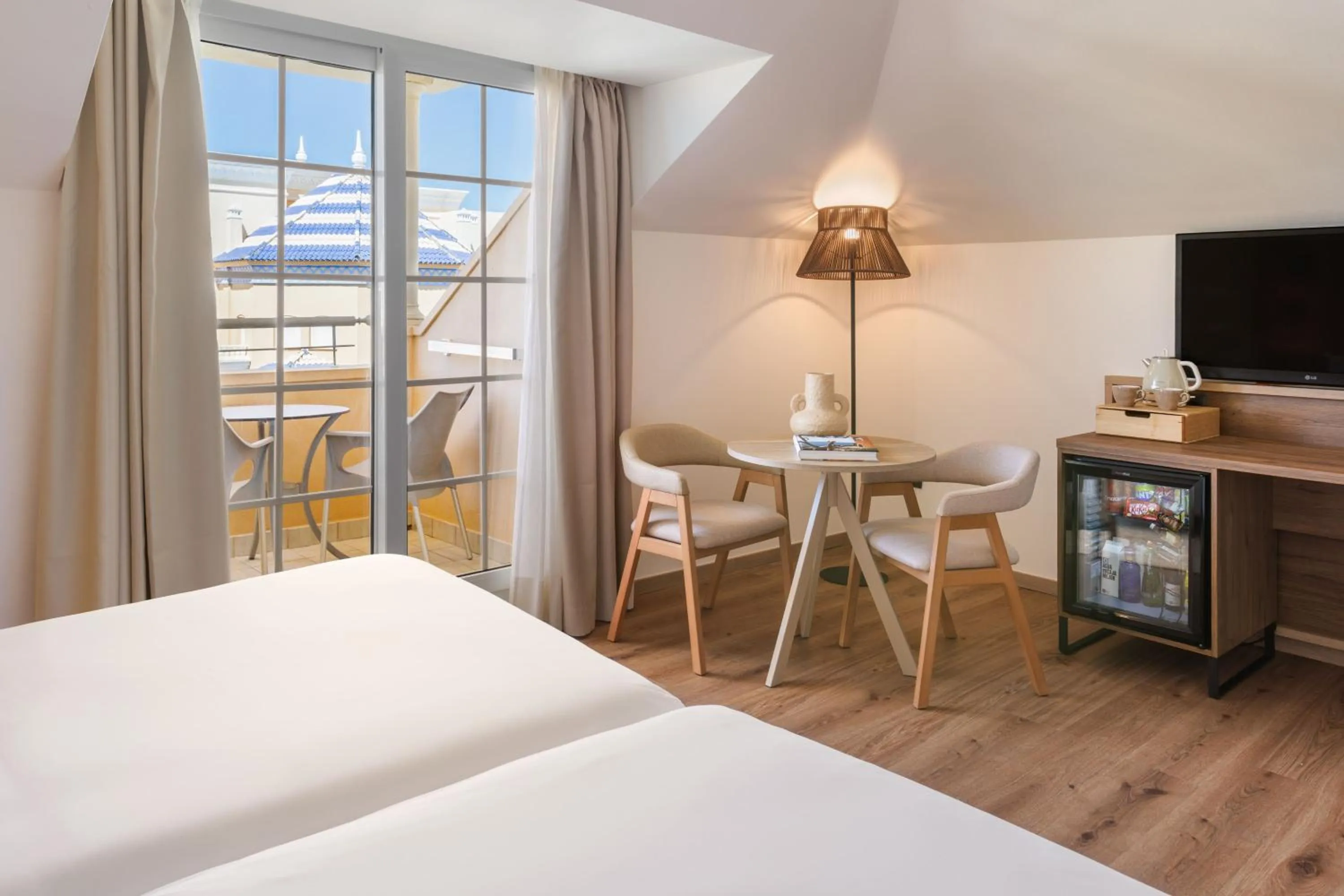 Property building, Bed in Meliá Isla Canela