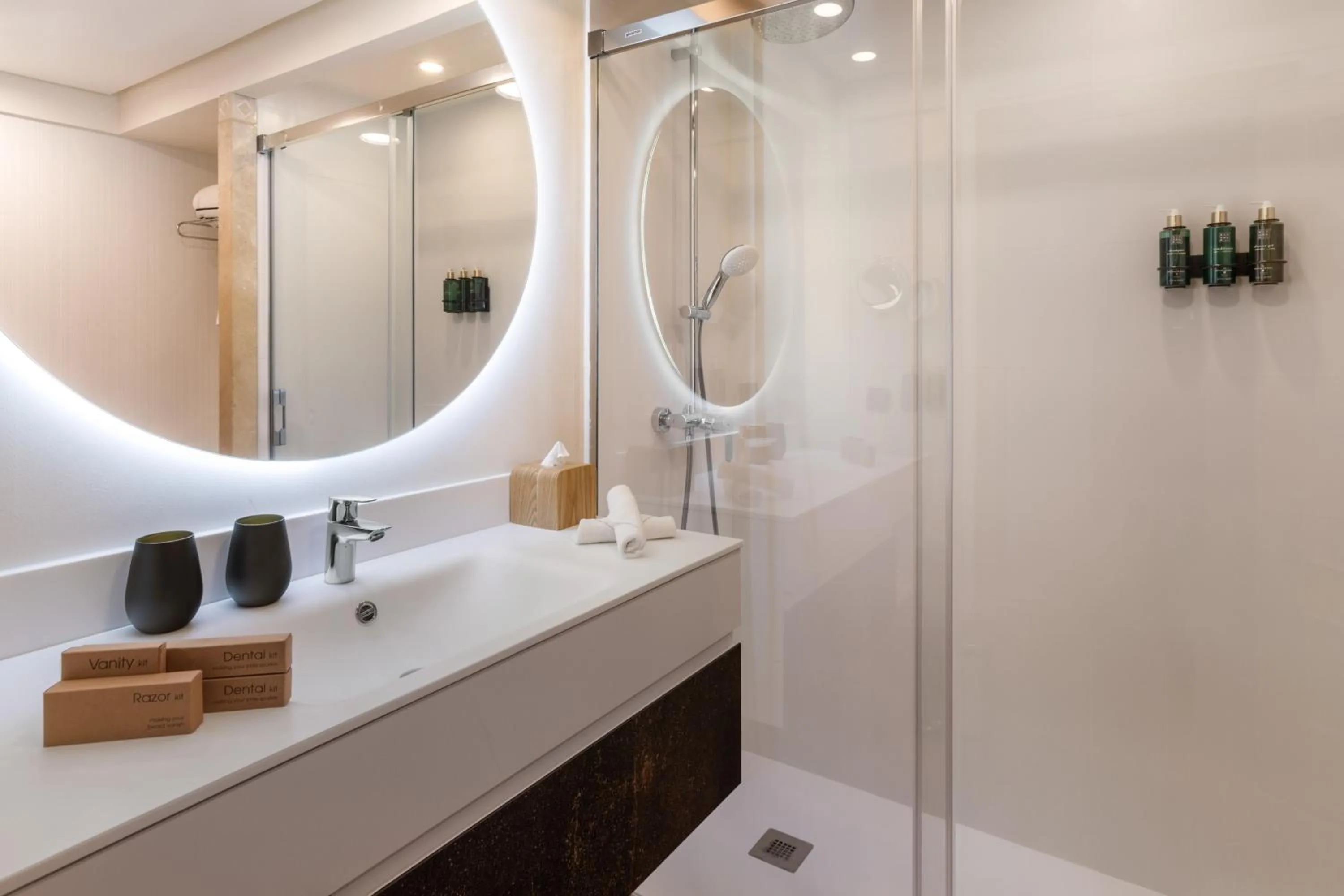 Shower in Meliá Isla Canela