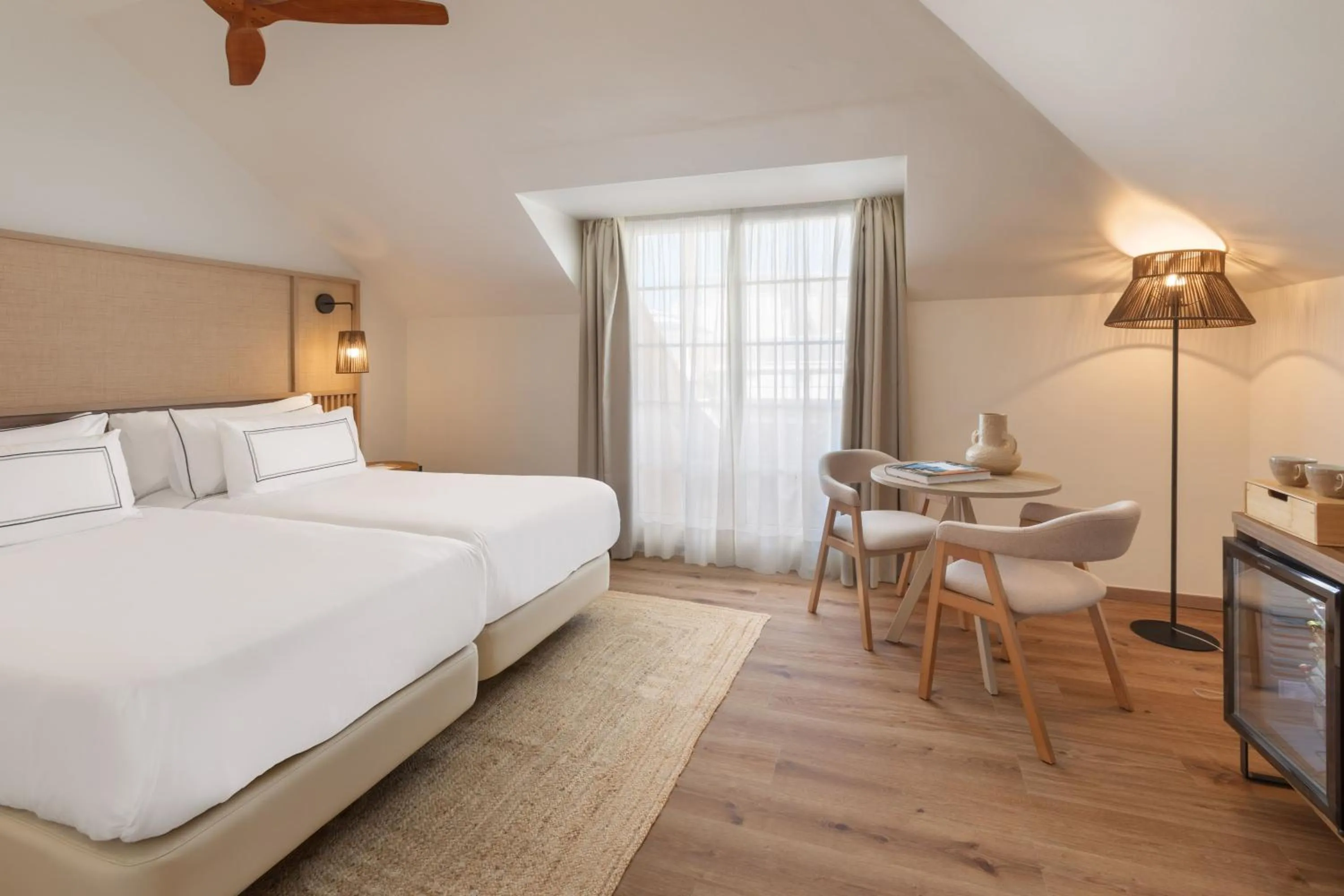 Property building, Bed in Meliá Isla Canela