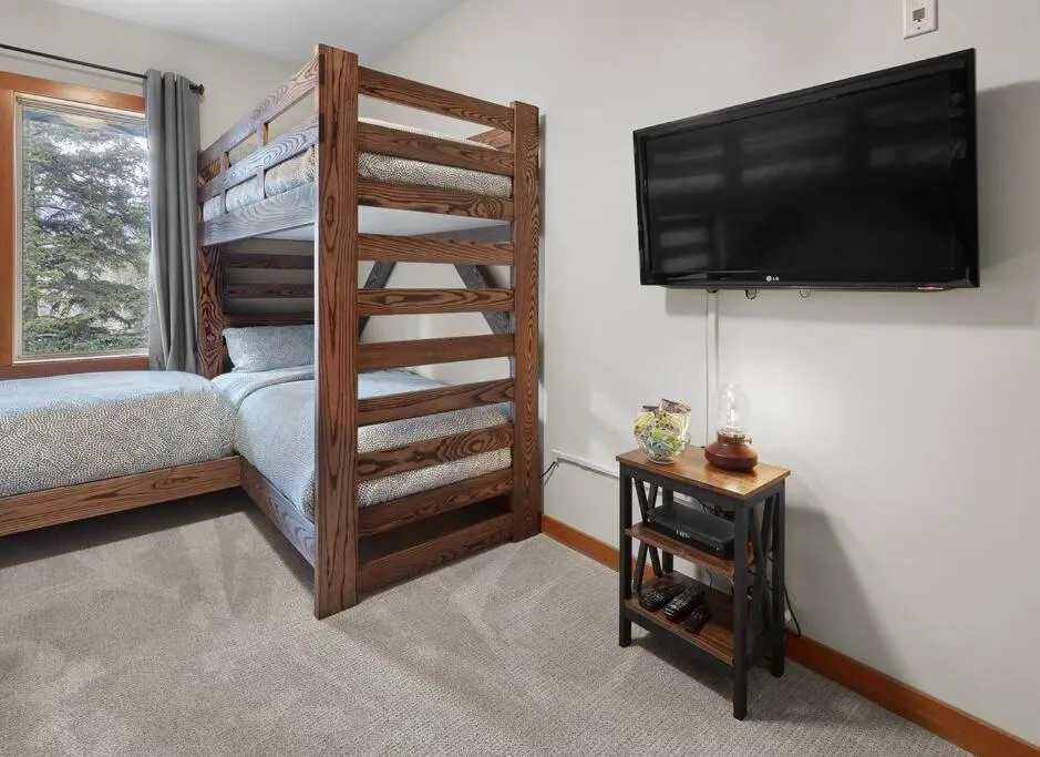 Bed in Newly Renovated Grizzly Lodge, Spacious 3BR 2BA with open pool, hot tub