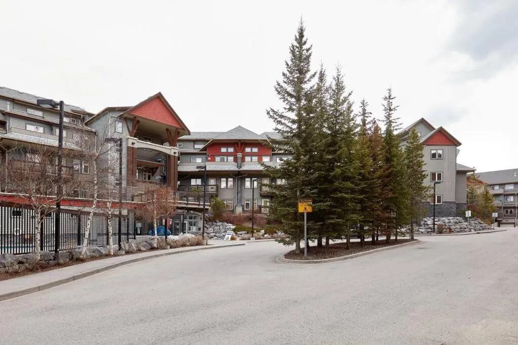 Newly Renovated Grizzly Lodge, Spacious 3BR 2BA with open pool, hot tub