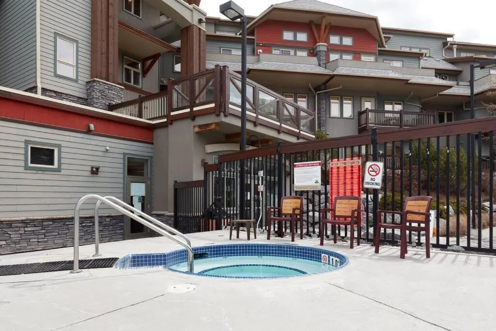 Newly Renovated Grizzly Lodge, Spacious 3BR 2BA with open pool, hot tub