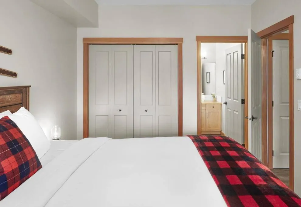 Bed in Newly Renovated Grizzly Lodge, Spacious 3BR 2BA with open pool, hot tub