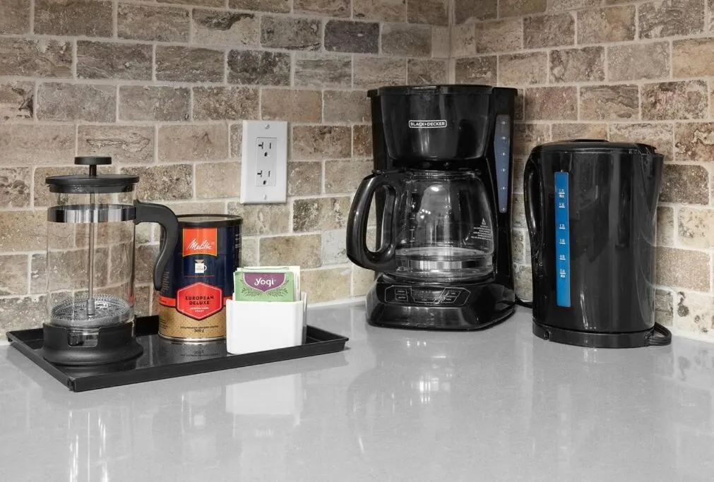 Newly Renovated Grizzly Lodge, Spacious 3BR 2BA with open pool, hot tub