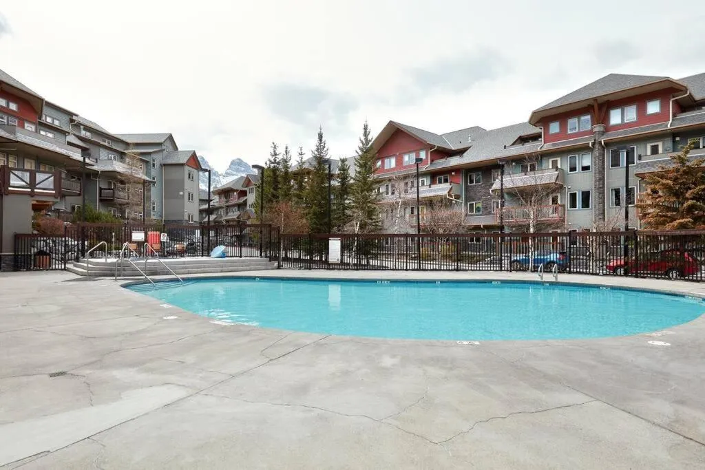 Newly Renovated Grizzly Lodge, Spacious 3BR 2BA with open pool, hot tub