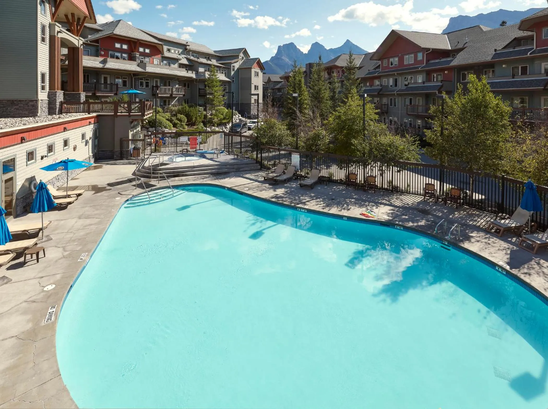 Newly Renovated Grizzly Lodge, Spacious 3BR 2BA with open pool, hot tub