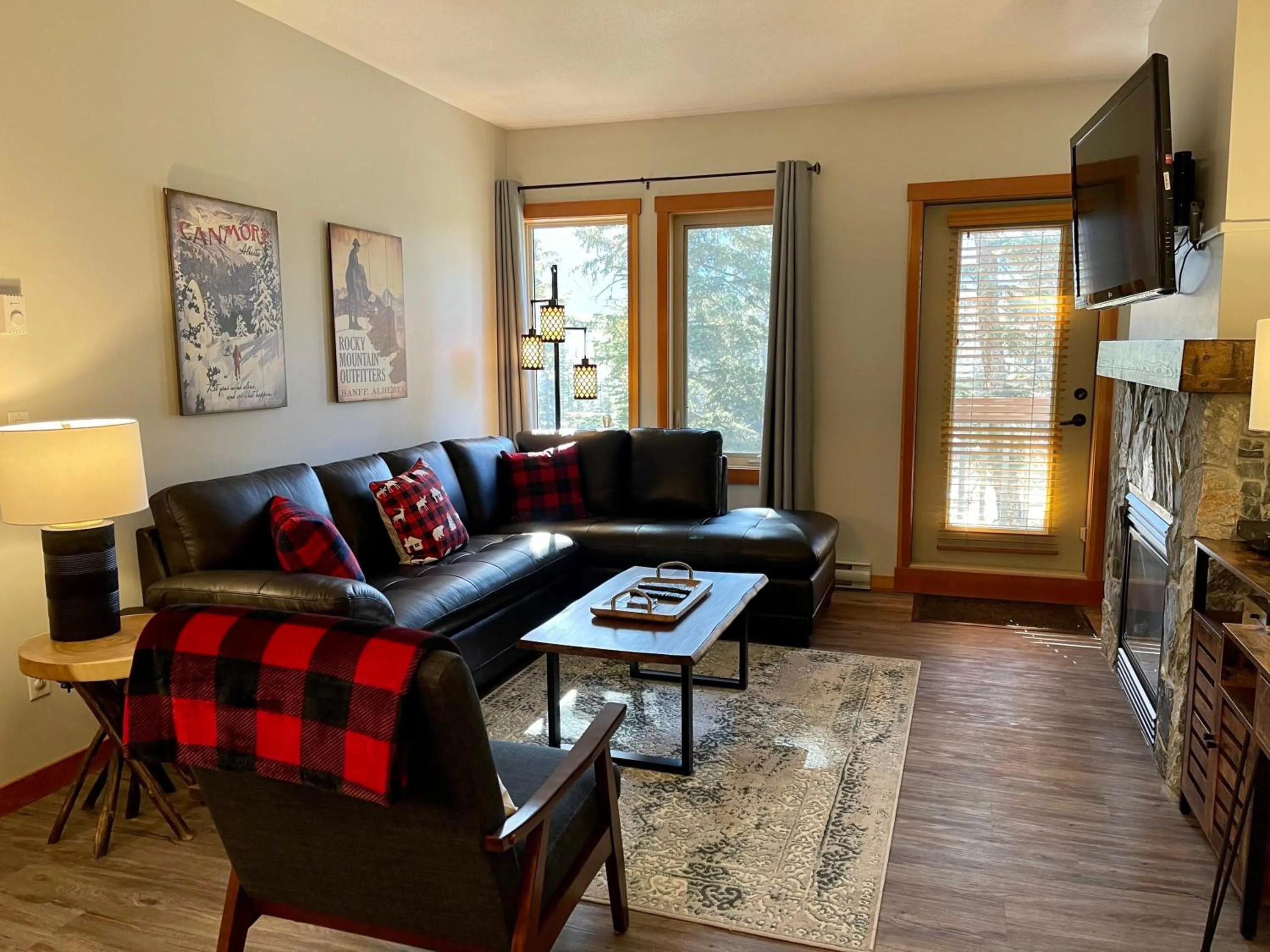 Newly Renovated Grizzly Lodge, Spacious 3BR 2BA with open pool, hot tub