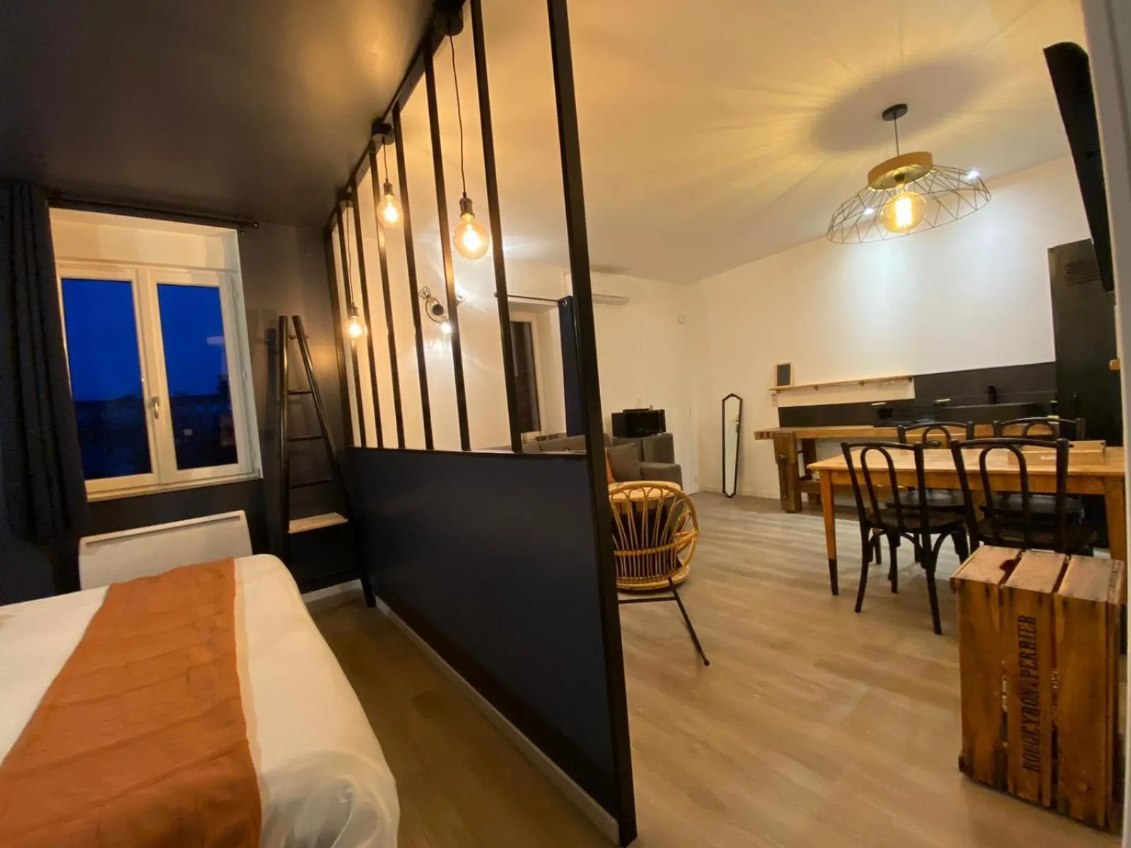 Dining area in CHARMES EN VILLE Le Charme Poétique