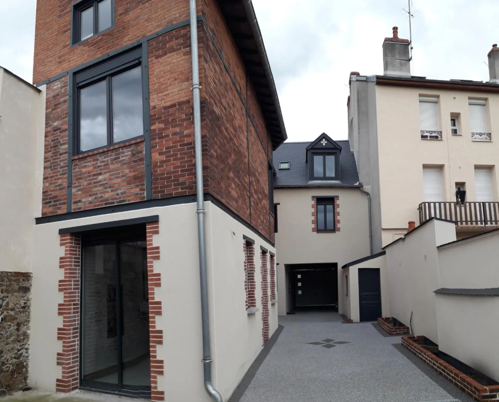 Property building in CHARMES EN VILLE Le Charme Poétique