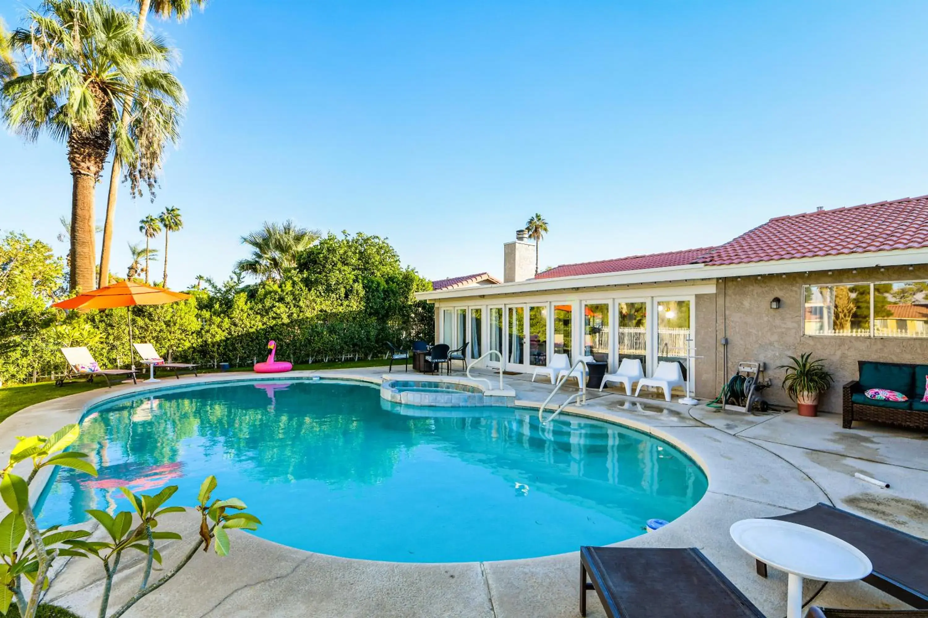 Desert Pool House: Sun, Swim, Sip & Stay Desert Pool House: Sun, Swim, Sip & Stay