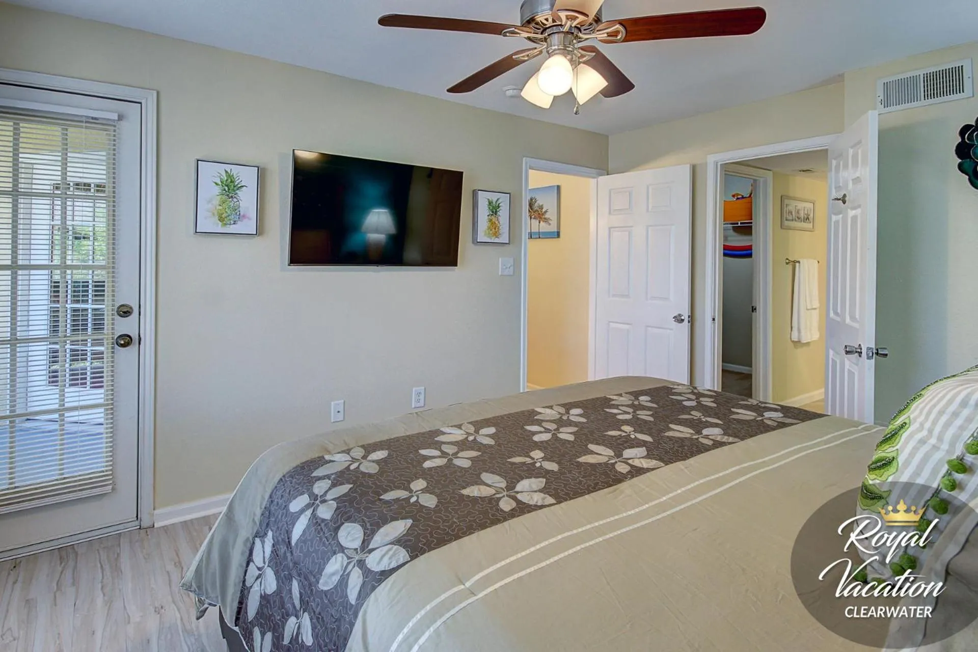 TV and multimedia, Bed in Royal Tropical at Avalon Clearwater - Pool & Free Parking - 10 Min Drive to Clearwater Beach