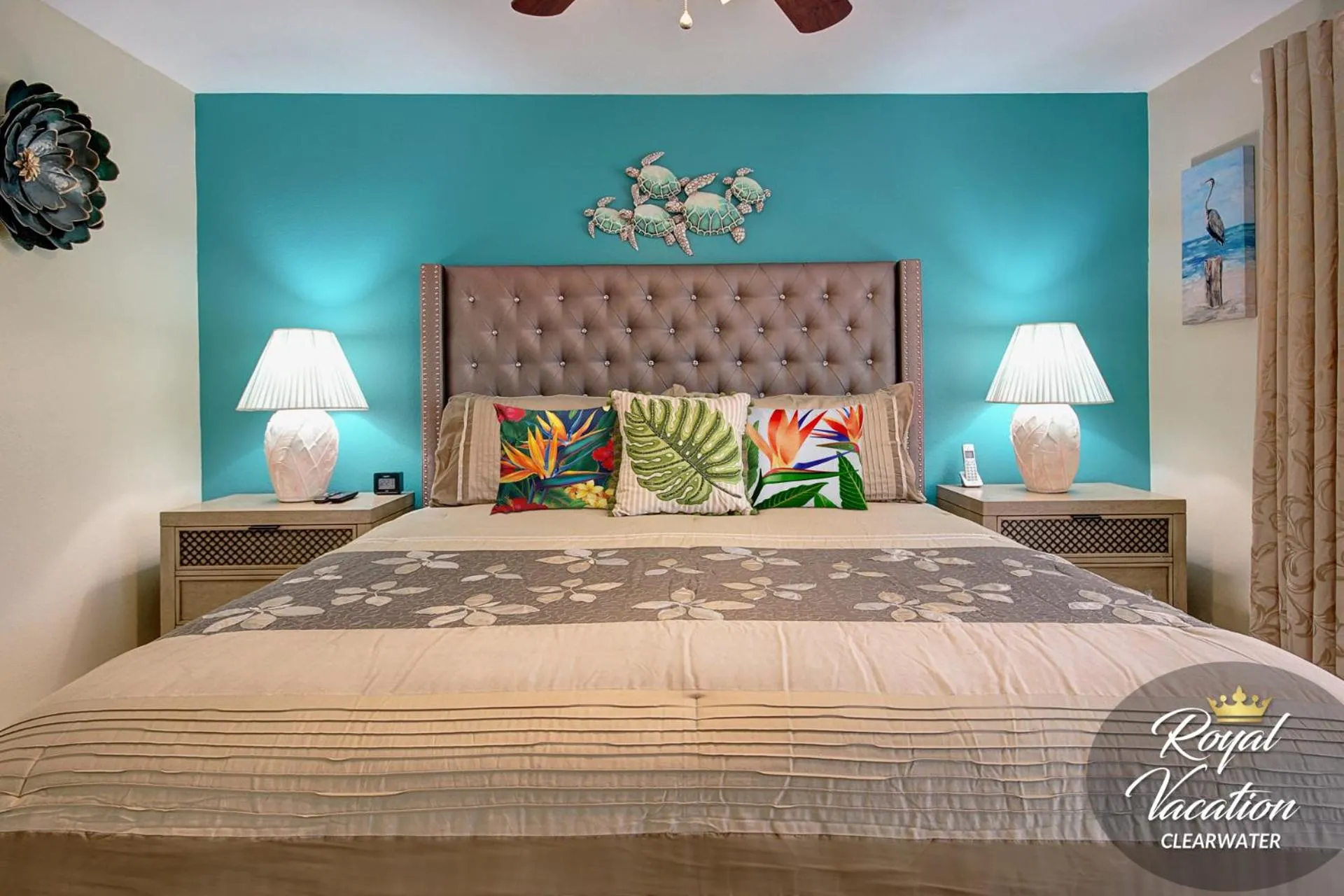 Bed in Royal Tropical at Avalon Clearwater - Pool & Free Parking - 10 Min Drive to Clearwater Beach