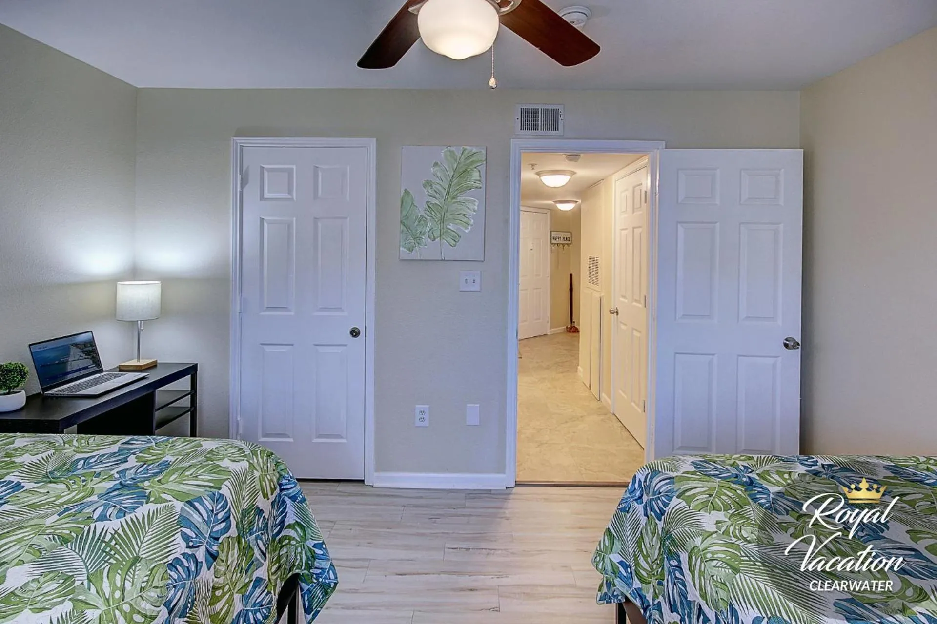 Bed in Royal Tropical at Avalon Clearwater - Pool & Free Parking - 10 Min Drive to Clearwater Beach