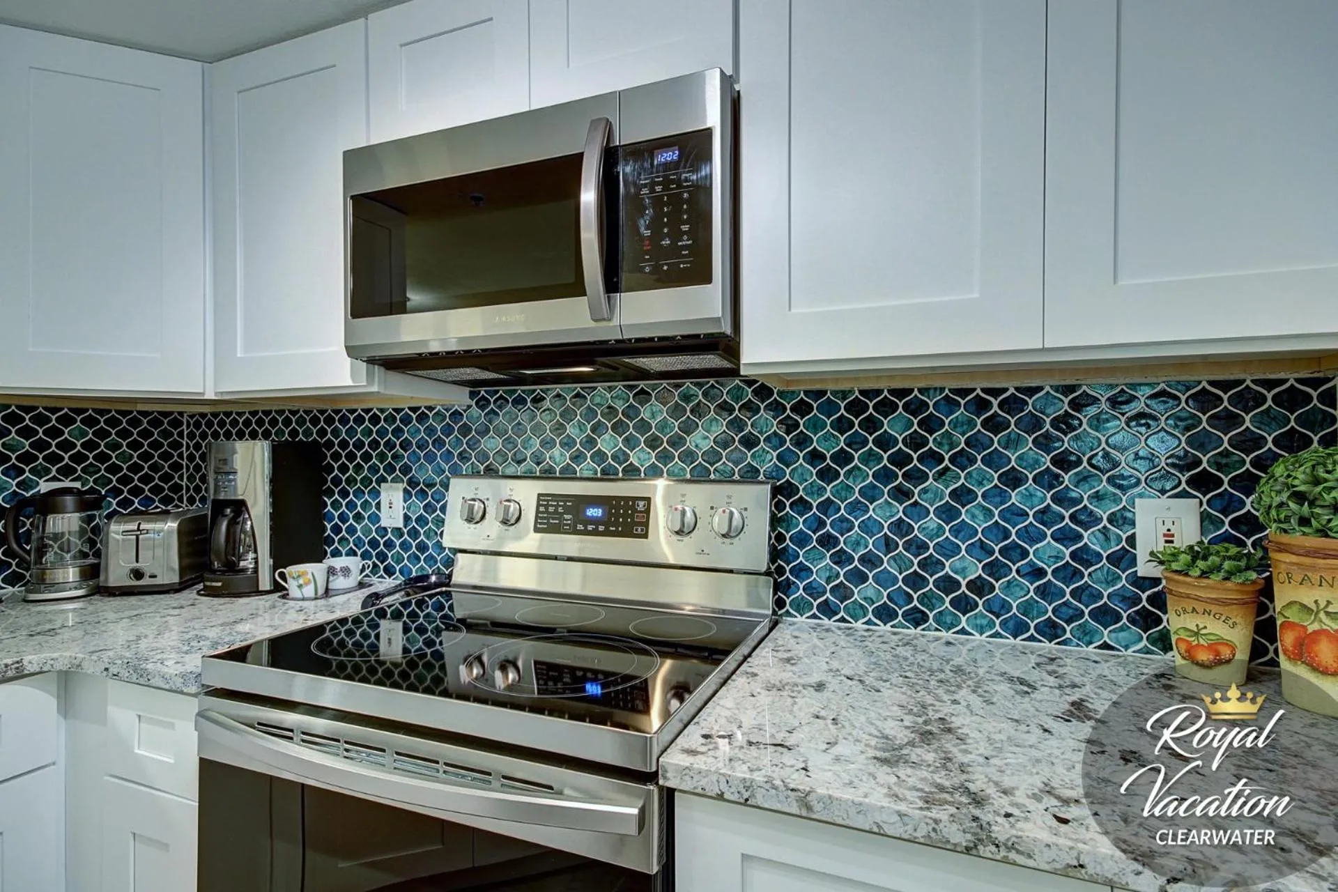 Kitchen or kitchenette in Royal Tropical at Avalon Clearwater - Pool & Free Parking - 10 Min Drive to Clearwater Beach