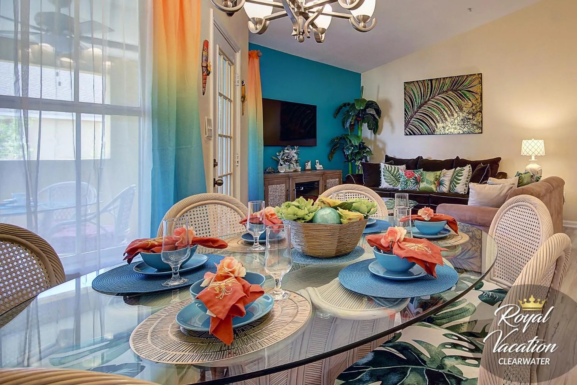 Dining area in Royal Tropical at Avalon Clearwater - Pool & Free Parking - 10 Min Drive to Clearwater Beach