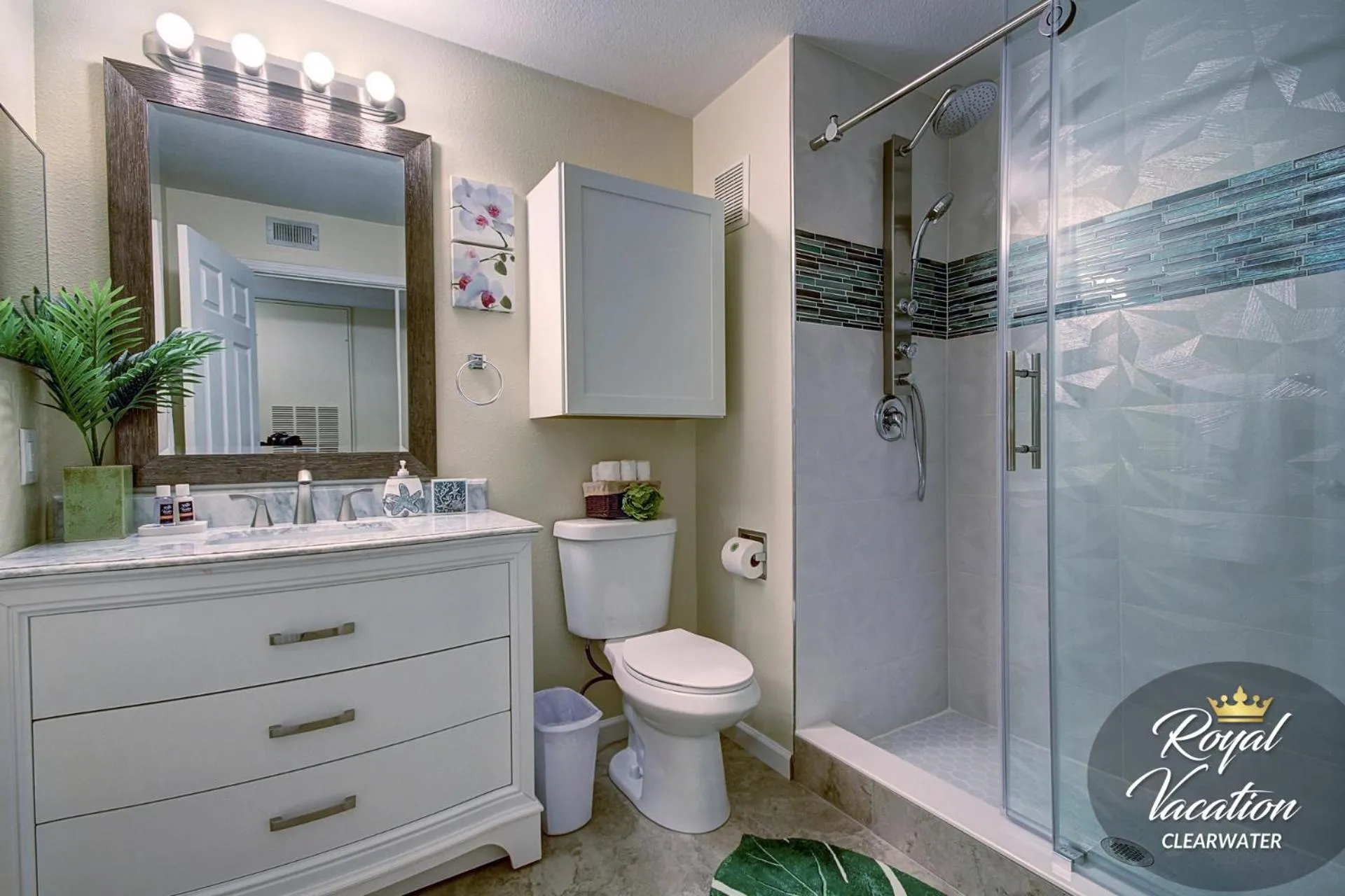 Shower in Royal Tropical at Avalon Clearwater - Pool & Free Parking - 10 Min Drive to Clearwater Beach
