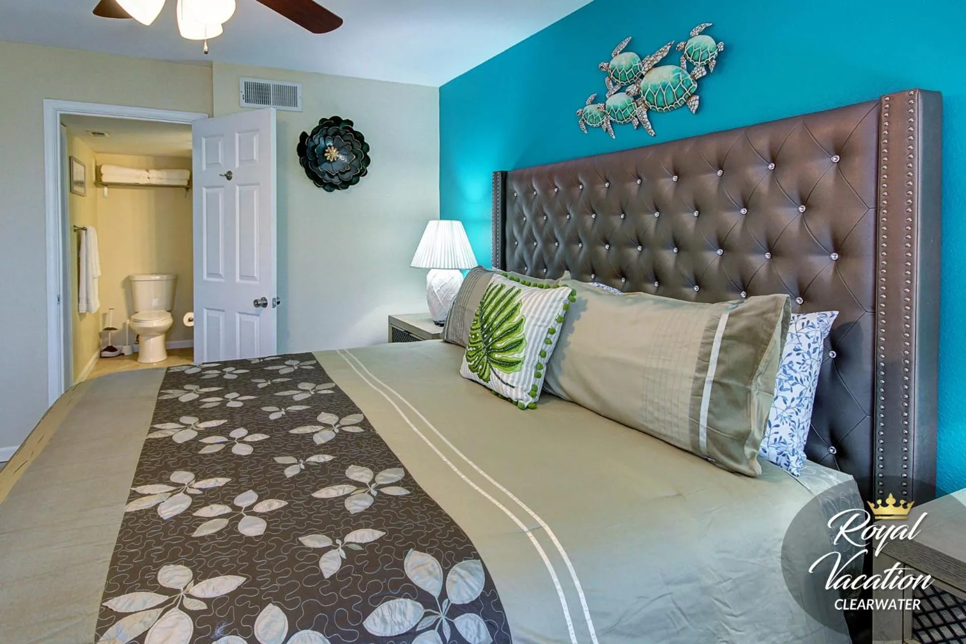 Bed in Royal Tropical at Avalon Clearwater - Pool & Free Parking - 10 Min Drive to Clearwater Beach