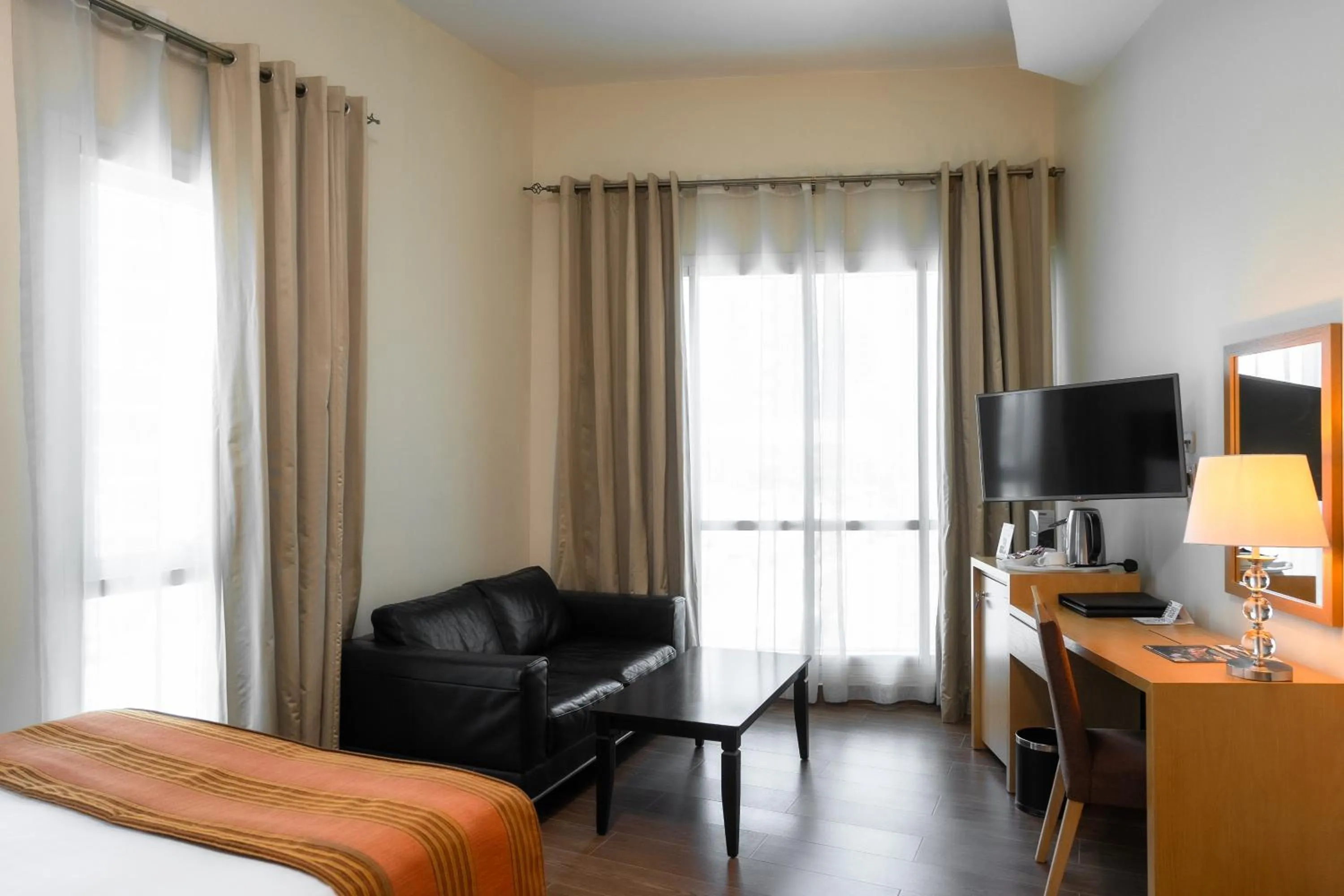 Seating area, Bed in Tamani Marina Hotel & Apartments