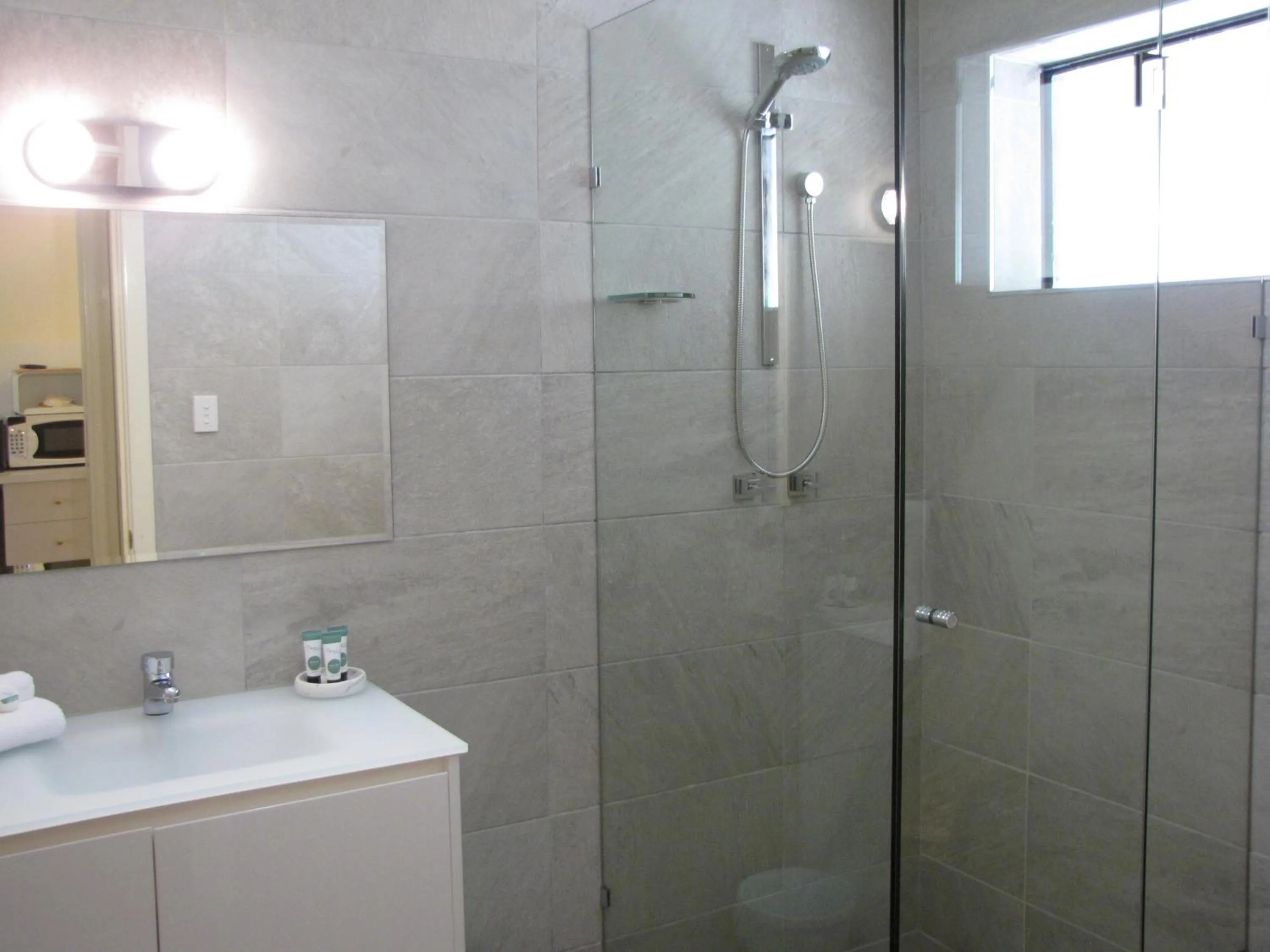 Shower in 1839 Cottages