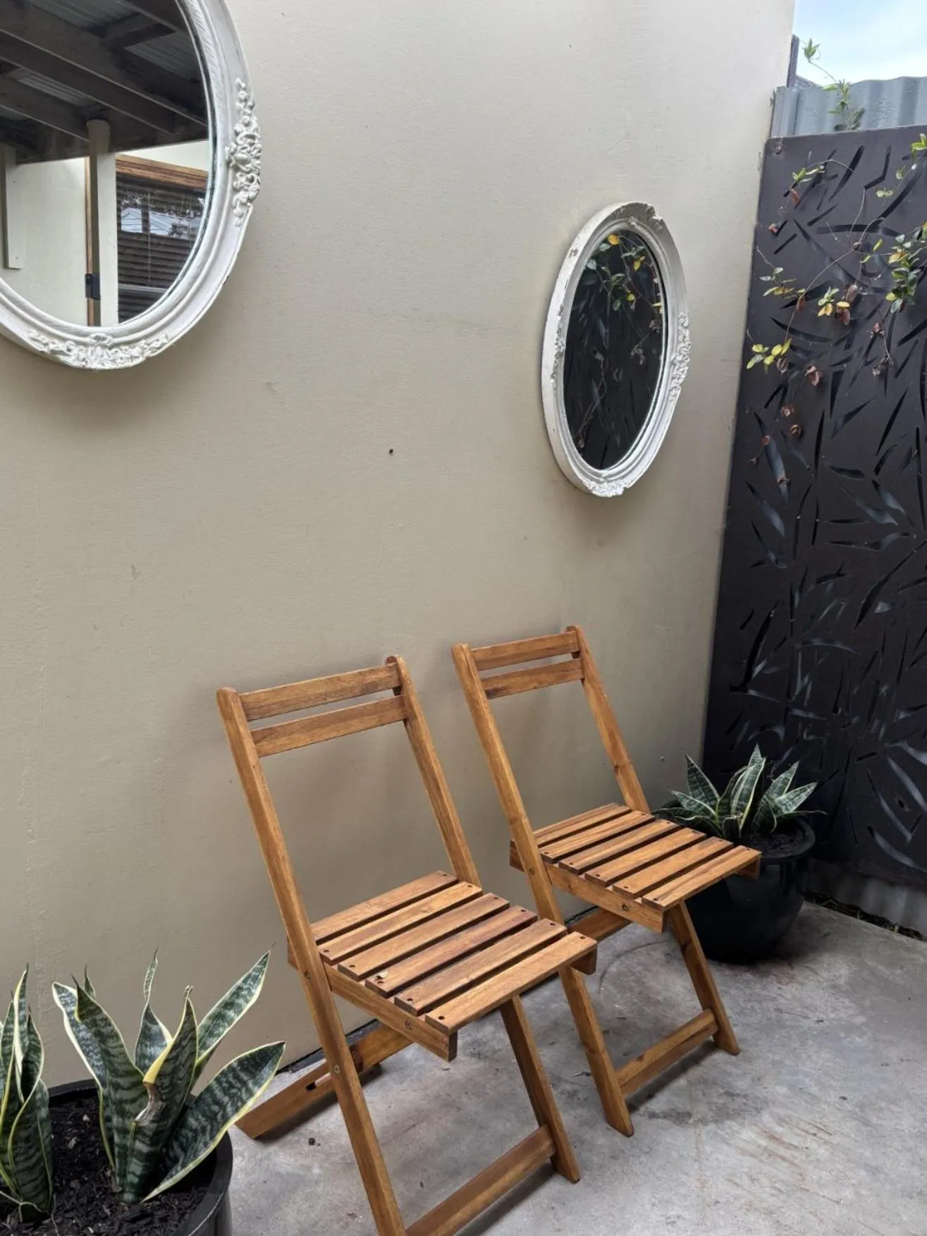 Inner courtyard view in 1839 Cottages