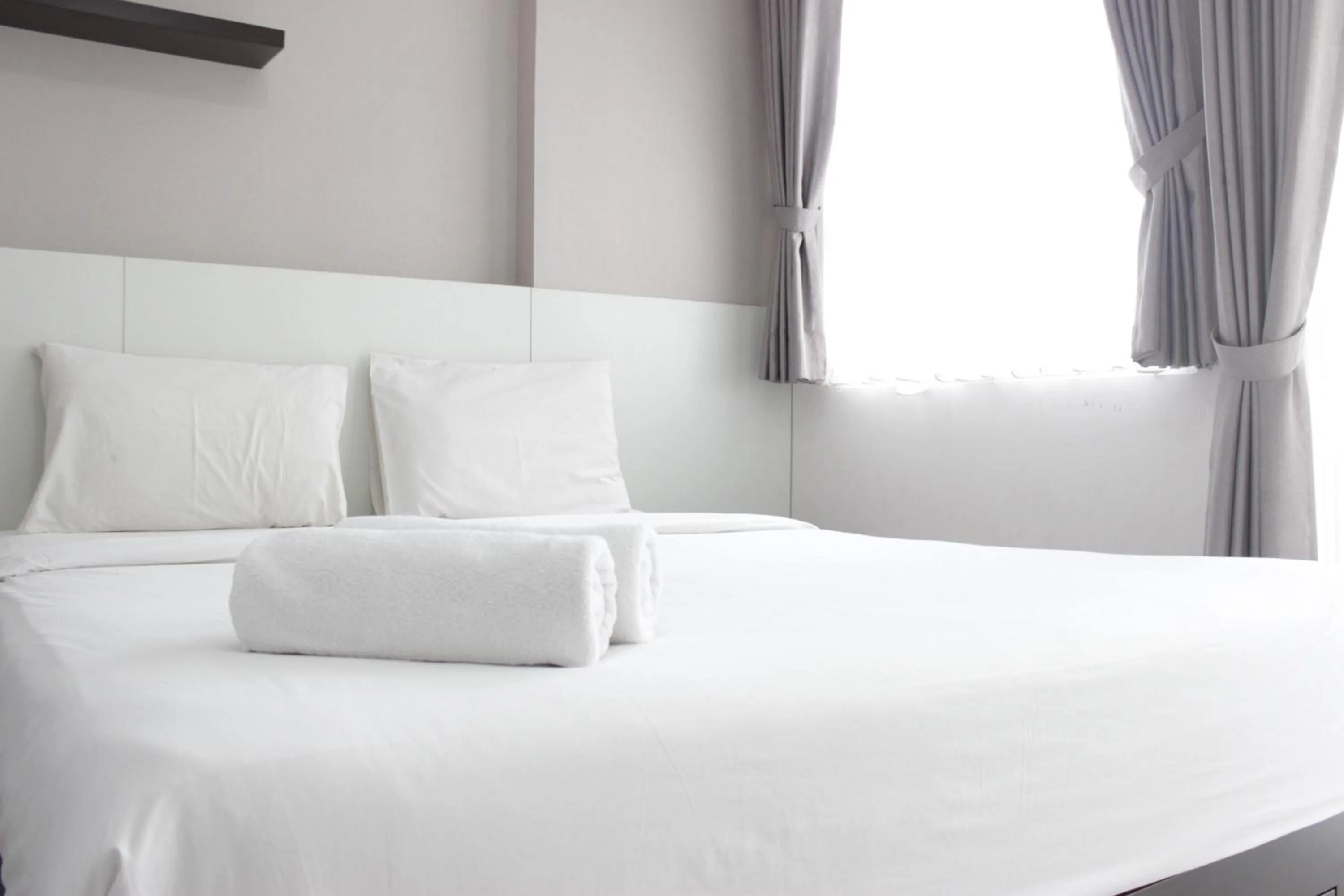 Bed in Artistic 1BR Apartment at Gateway Pasteur near Exit Toll Pasteur By Travelio