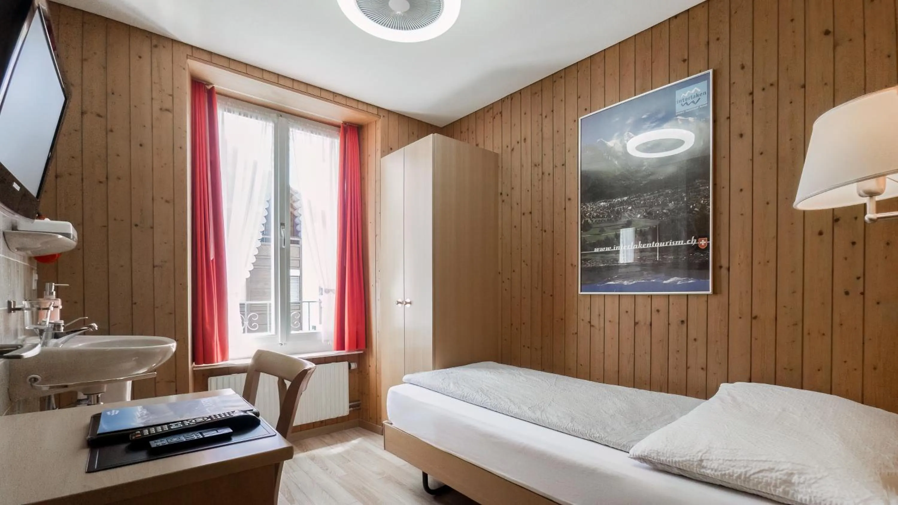 Photo of the whole room, Bed in Hotel Rössli