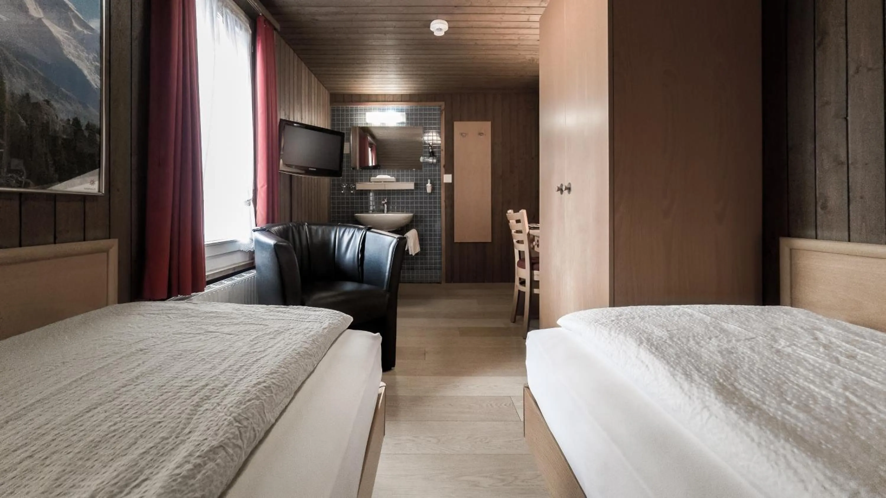 Photo of the whole room, Bed in Hotel Rössli