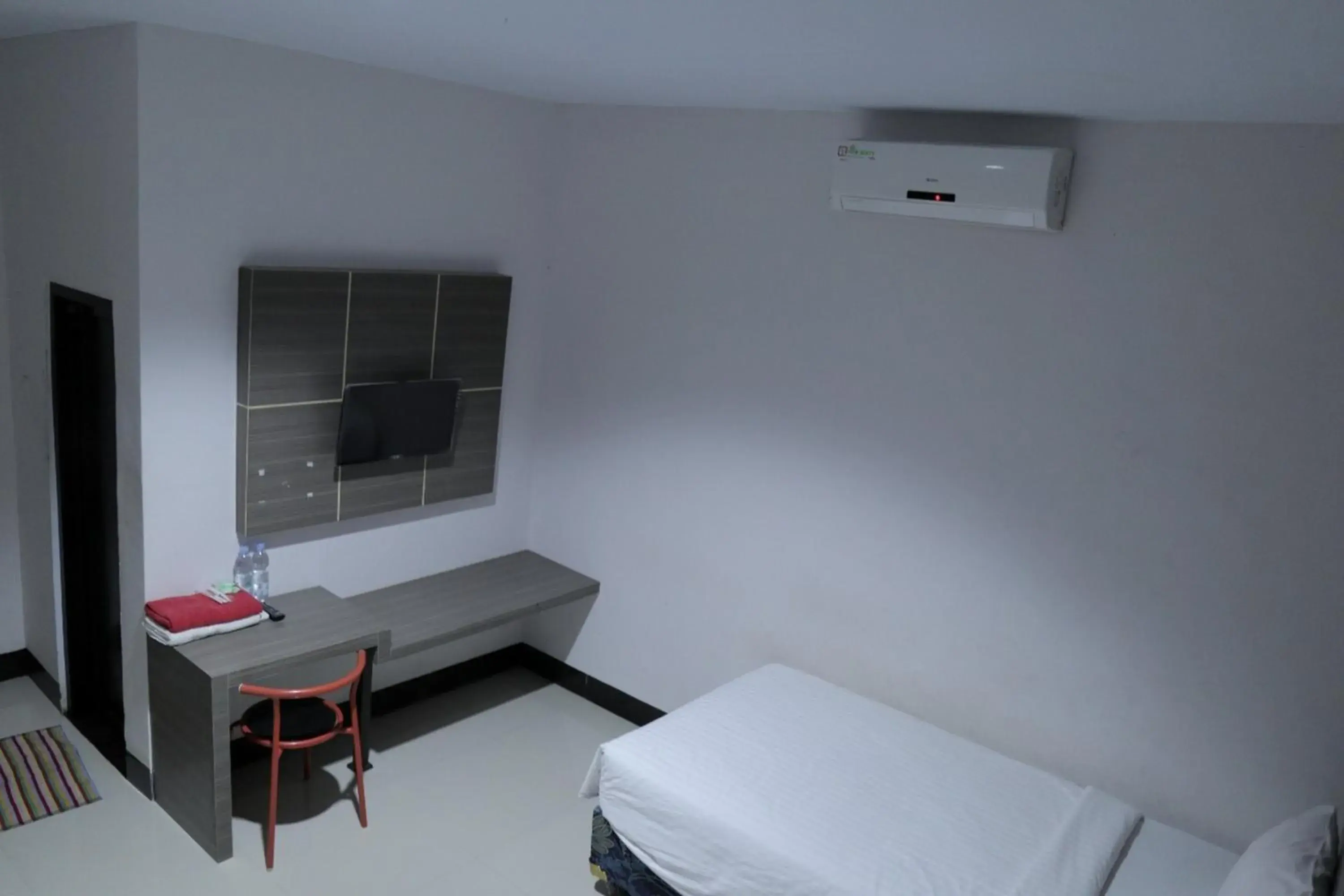 Bedroom, Bed in RedDoorz @ Pasangkayu Mamuju Utara Bedroom, Bed in RedDoorz @ Pasangkayu Mamuju Utara