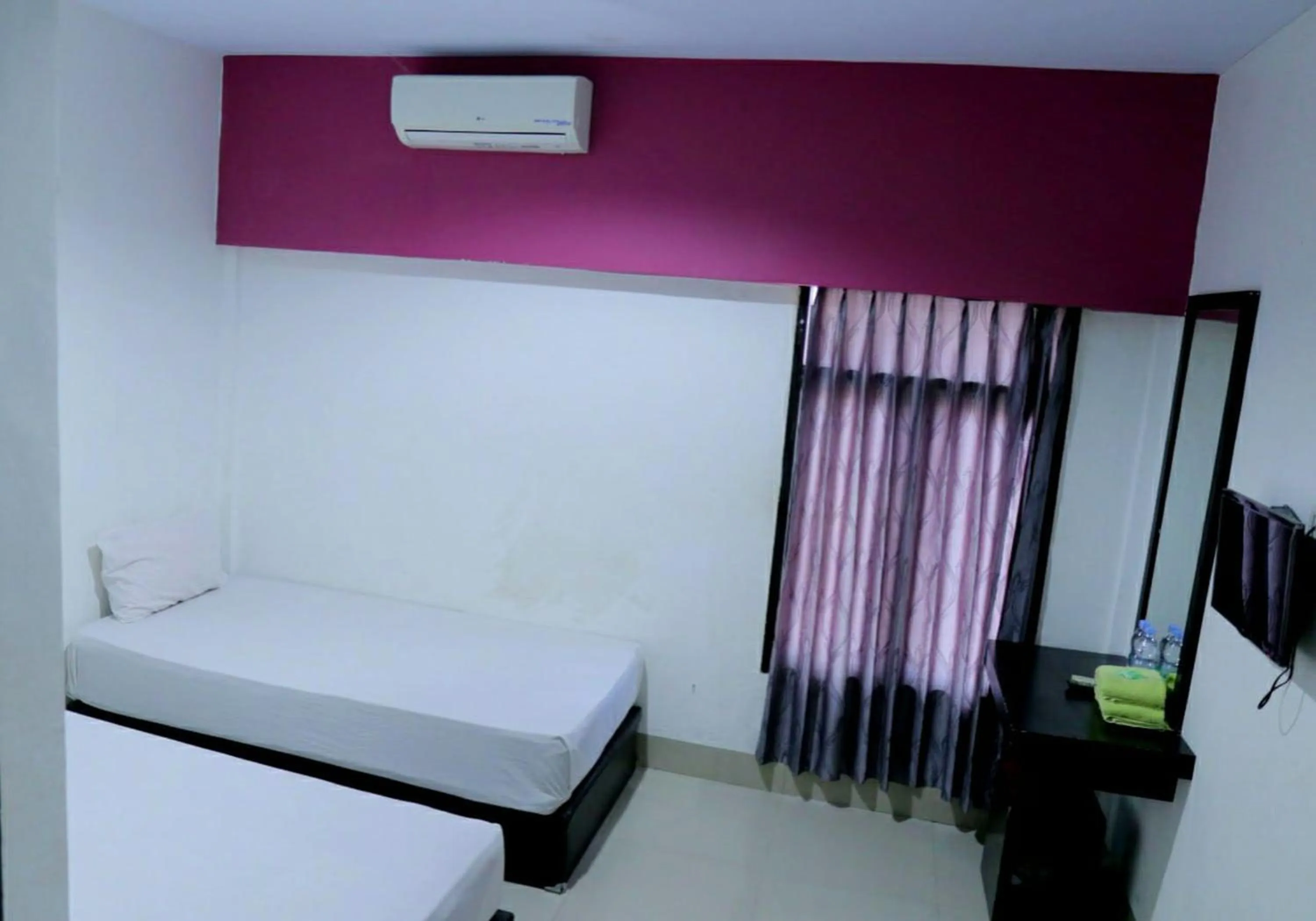 Photo of the whole room, Bed in RedDoorz @ Pasangkayu Mamuju Utara
