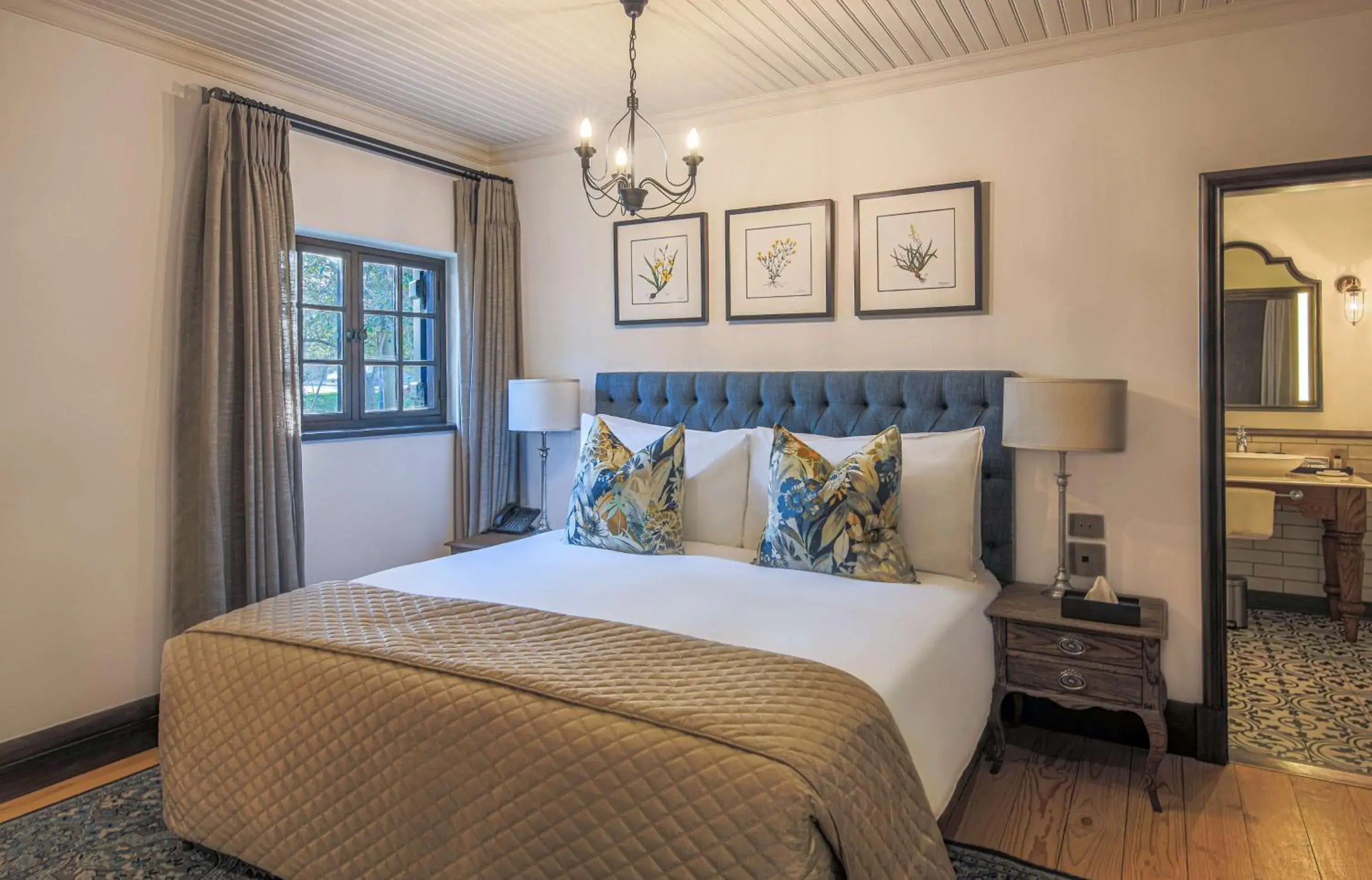 Wagenhuis Suite King Bed Non-Smoking in Southern Sun de Wagen Wagenhuis Suite King Bed Non-Smoking in Southern Sun de Wagen