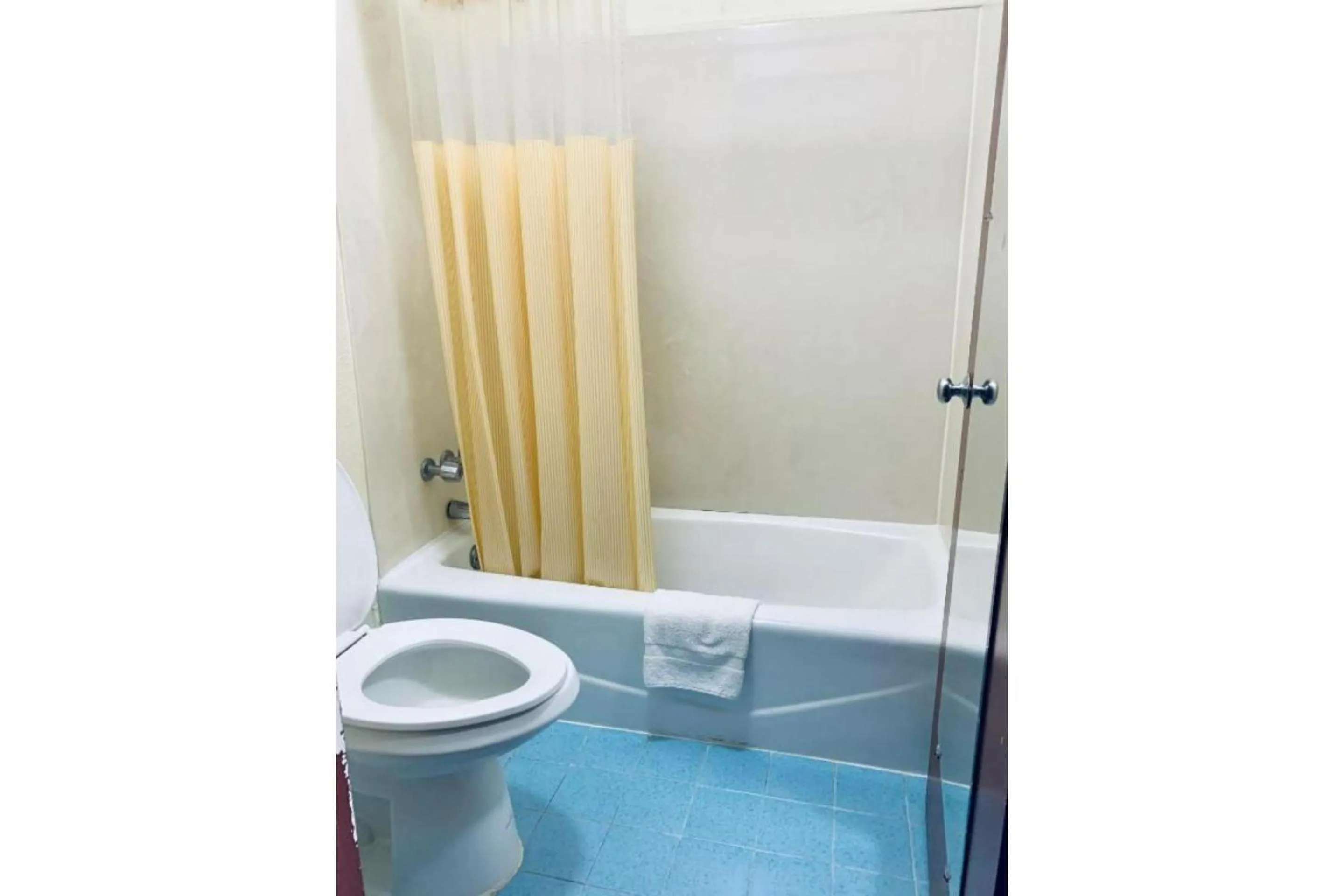 Bathroom in Budget Inn By Belvilla St George I-95