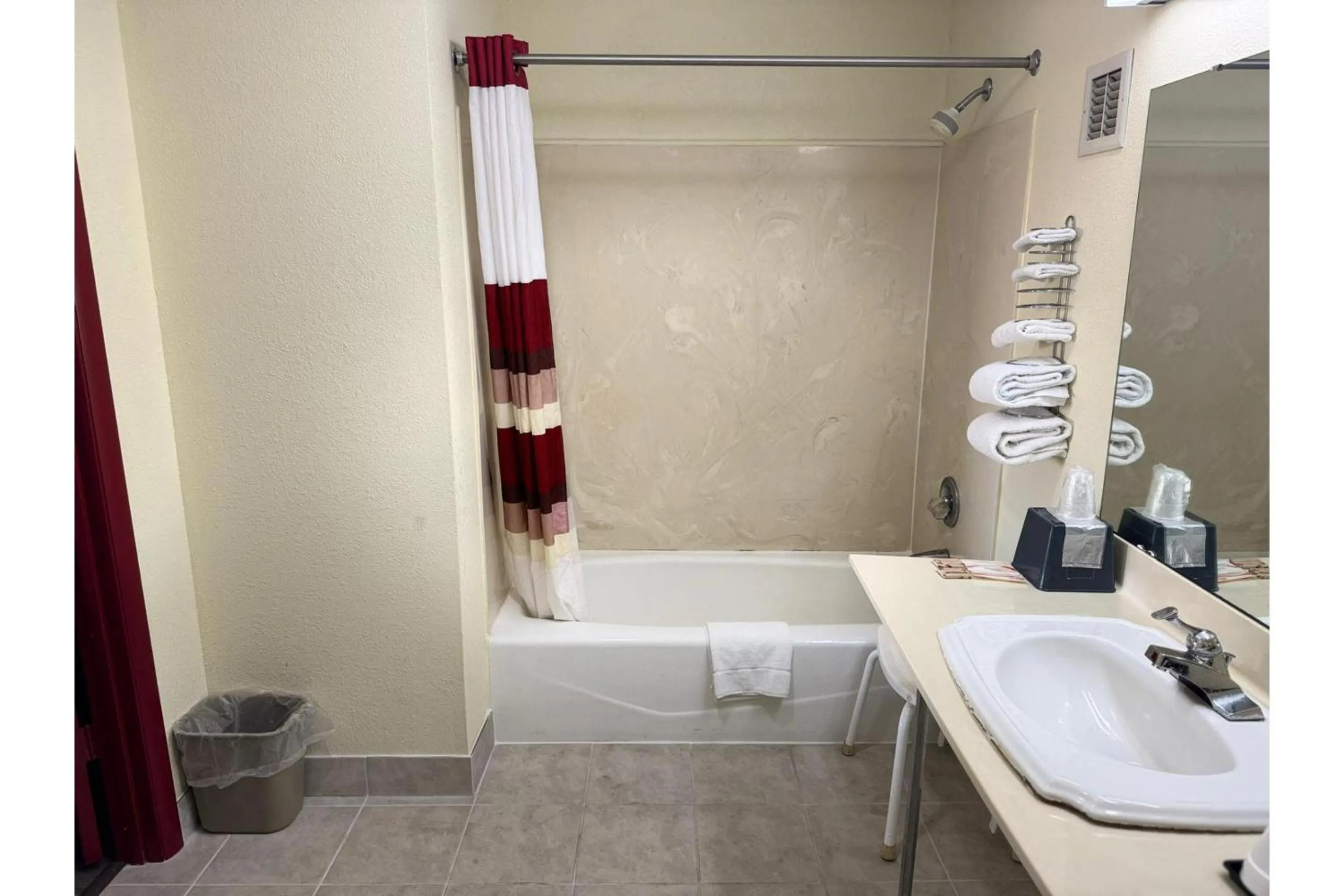 Bathroom in Budget Inn By Belvilla St George I-95