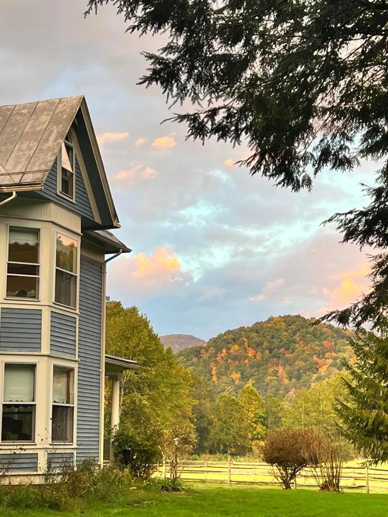 Laurel River Club Bed & Breakfast or LRCBNB