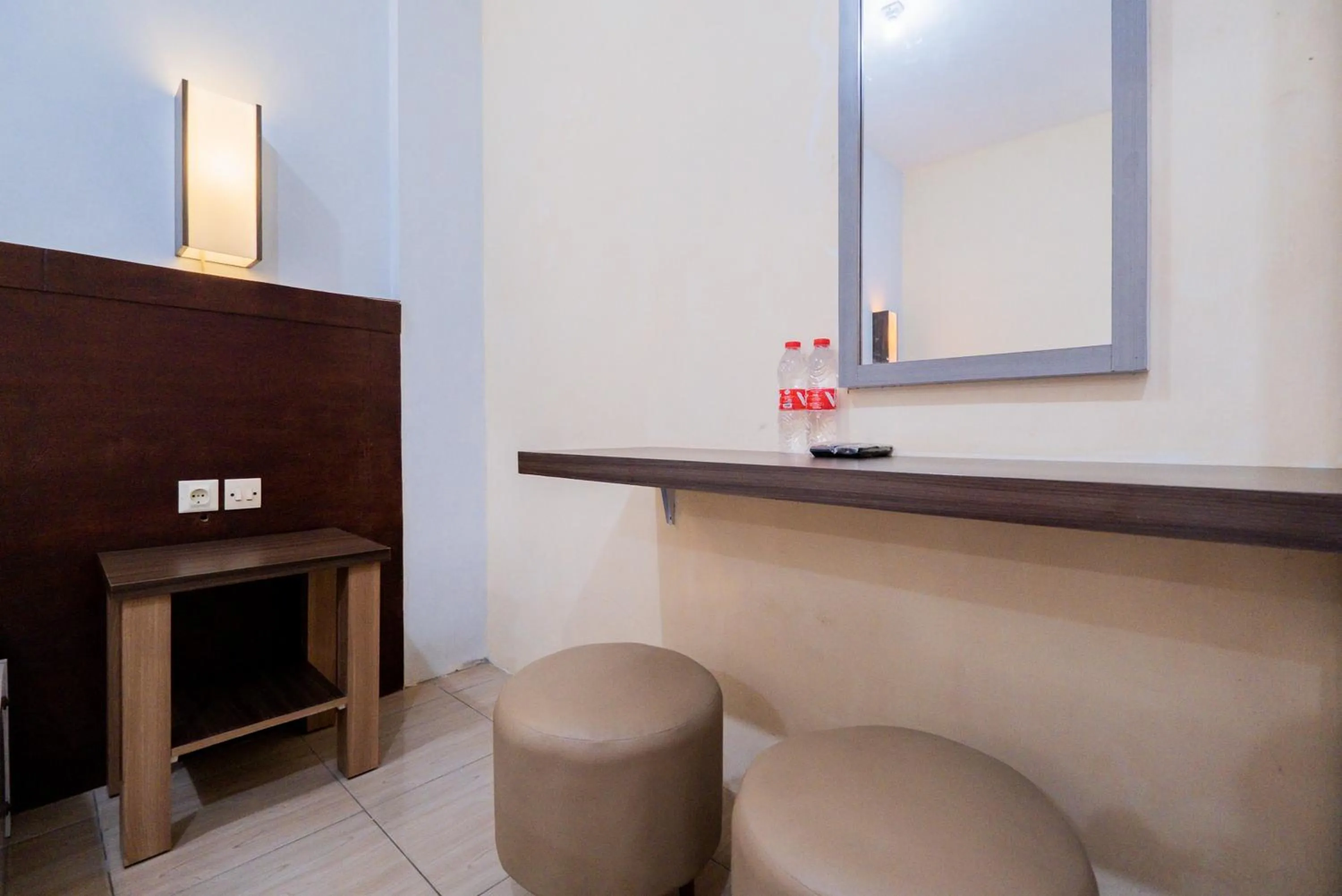 Seating area in RedDoorz at Omahku Guest House Batu