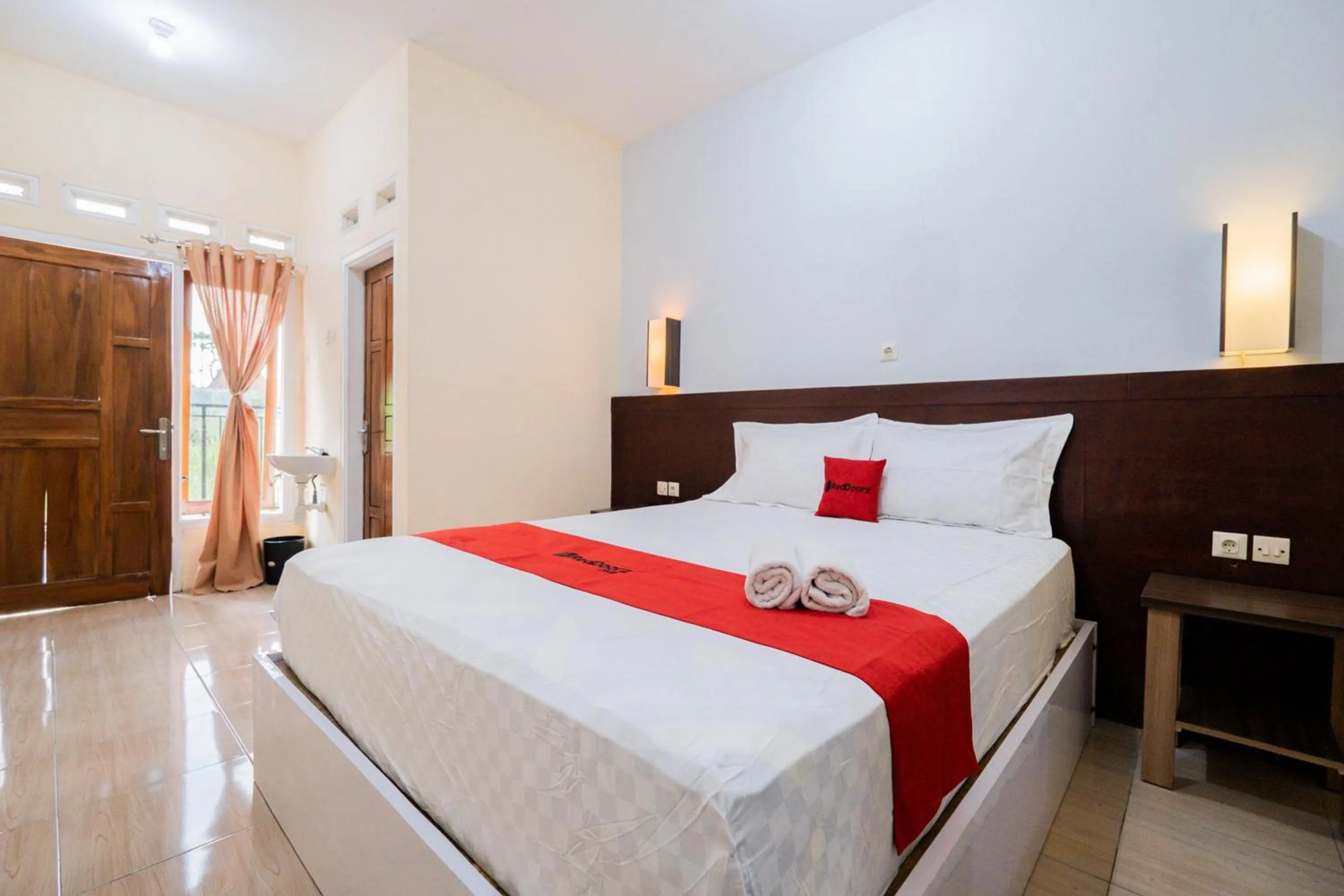 Bedroom, Bed in RedDoorz at Omahku Guest House Batu