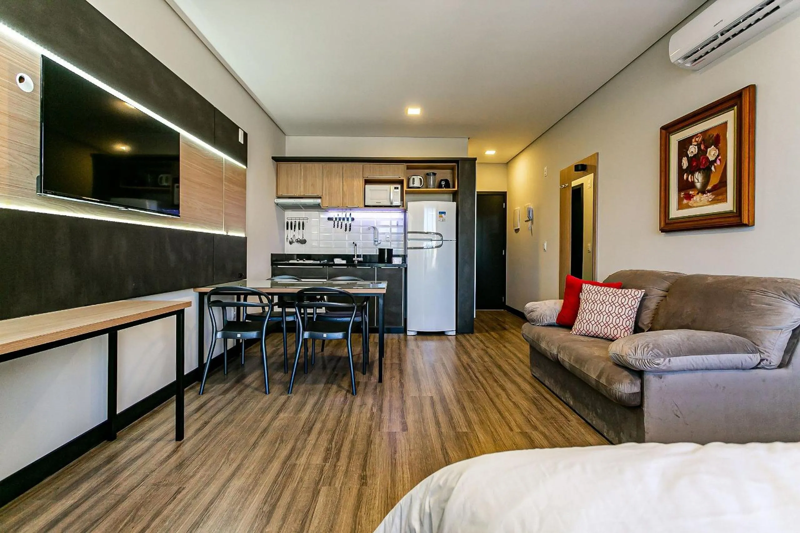 New studio well located 750m from the beach STI209