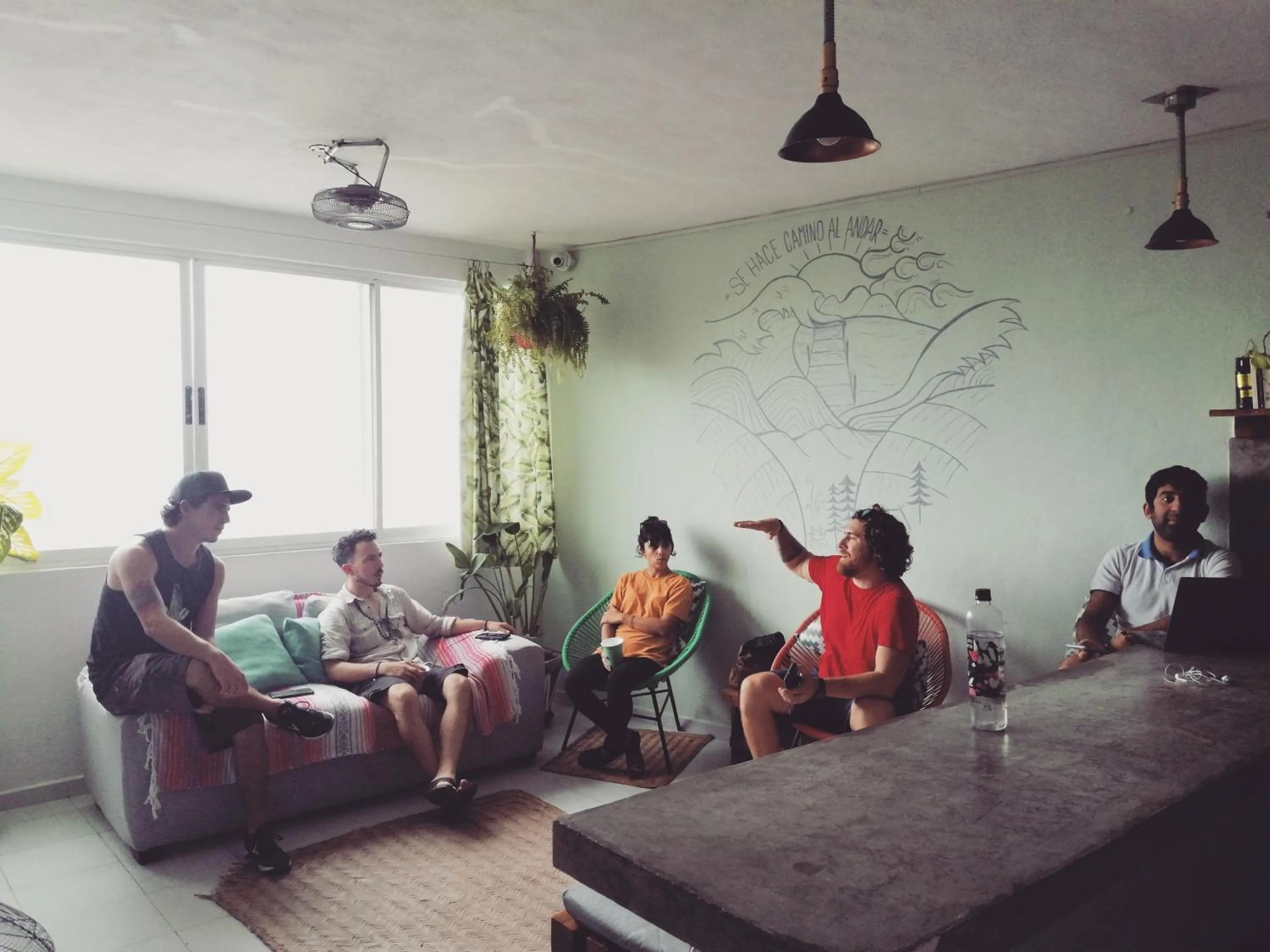 Communal lounge/ TV room in Hostal Cuca Macuca