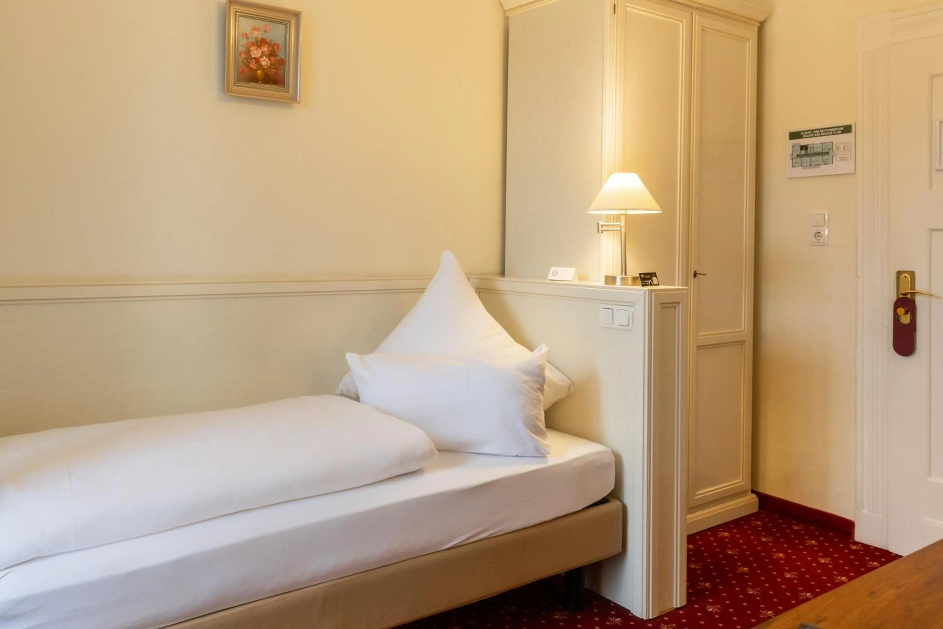 Bed in Hotel Weisses Haus