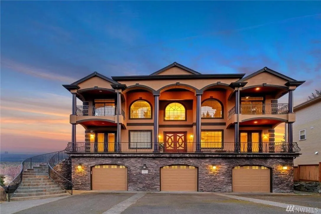 Property building in Villa Luna