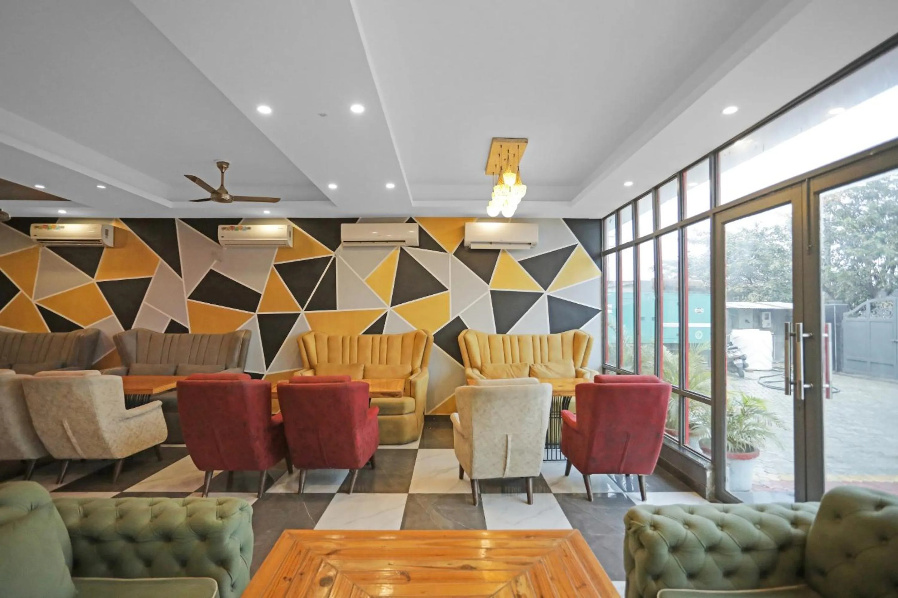 Restaurant/places to eat in Hotel O Heart Beat Hotel