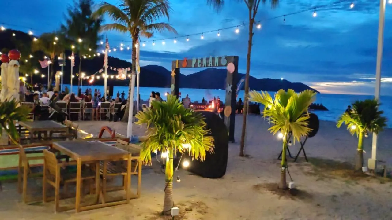 By The Sea Cozy Beachfront Home, Batu Ferringhi