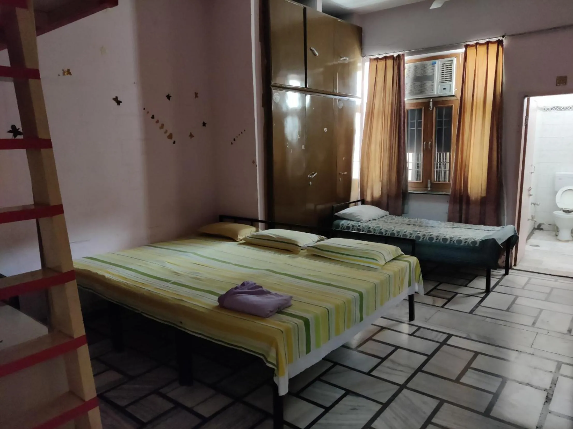 Family Room with Private Bathroom in House No 87A