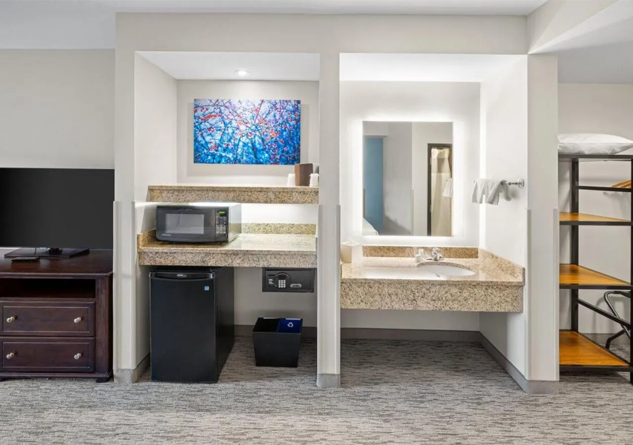 minibar, Bed in Camelback Resort