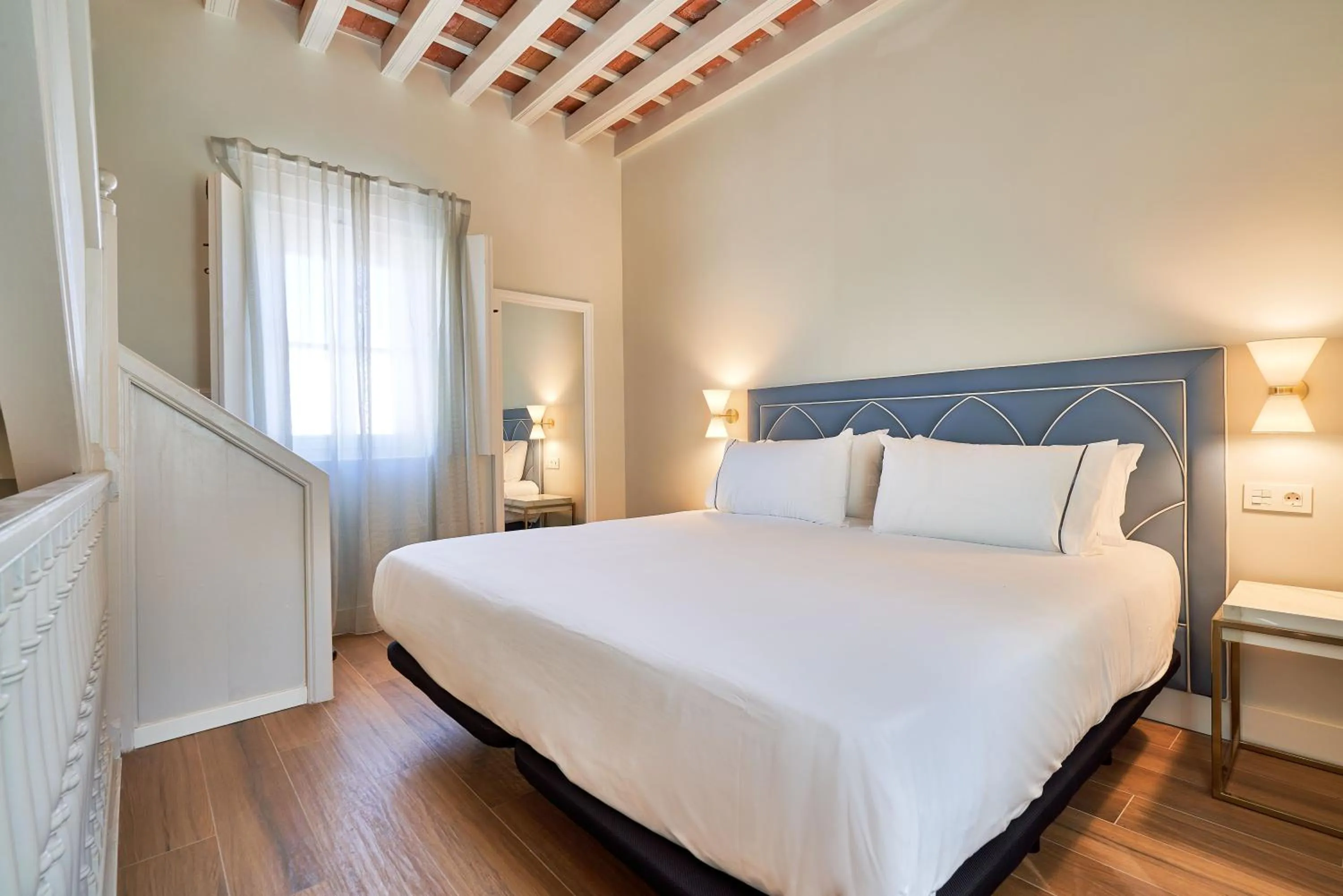 Photo of the whole room, Bed in Tandem Palacio Veedor de Galeras Suites
