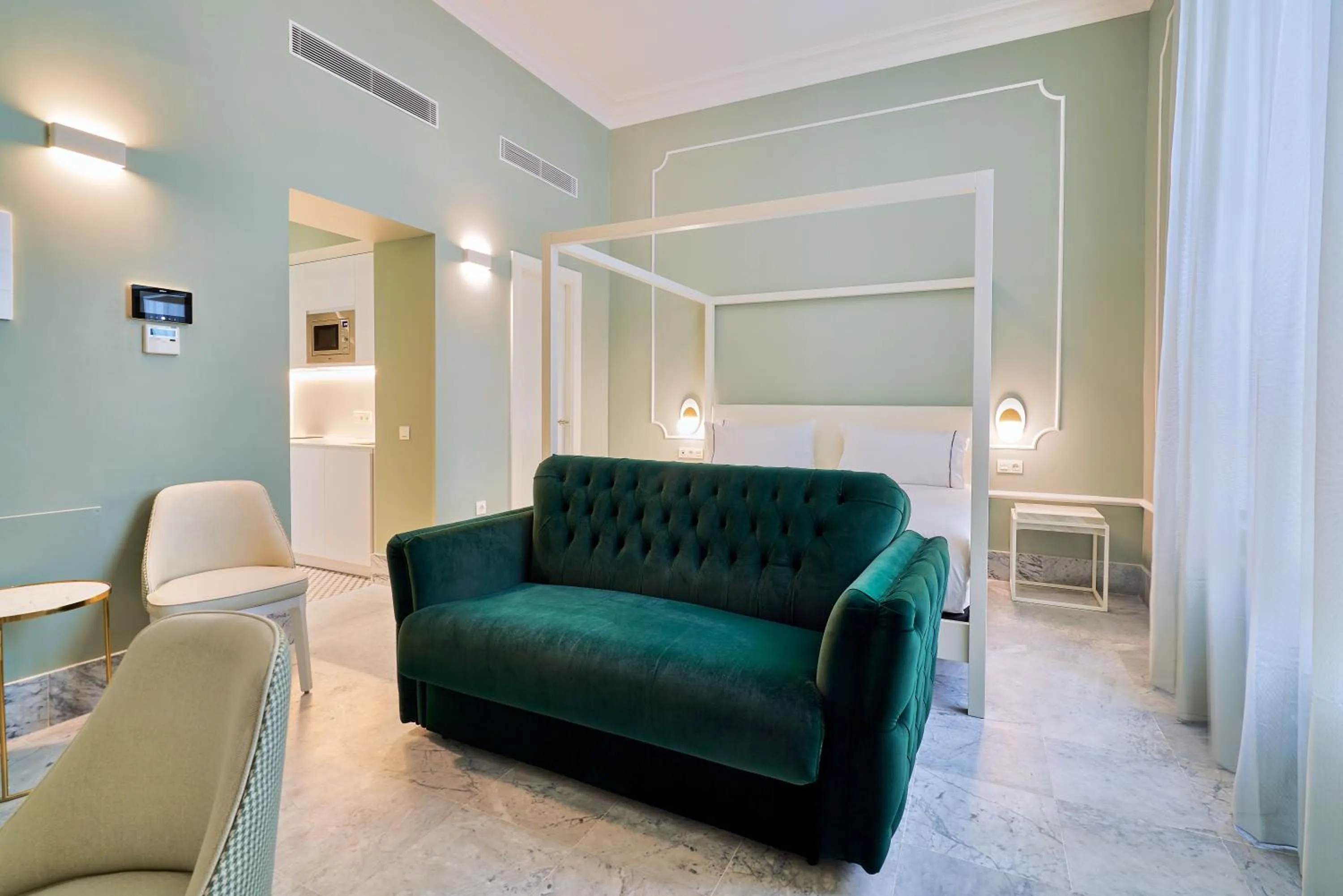 Photo of the whole room in Tandem Palacio Veedor de Galeras Suites