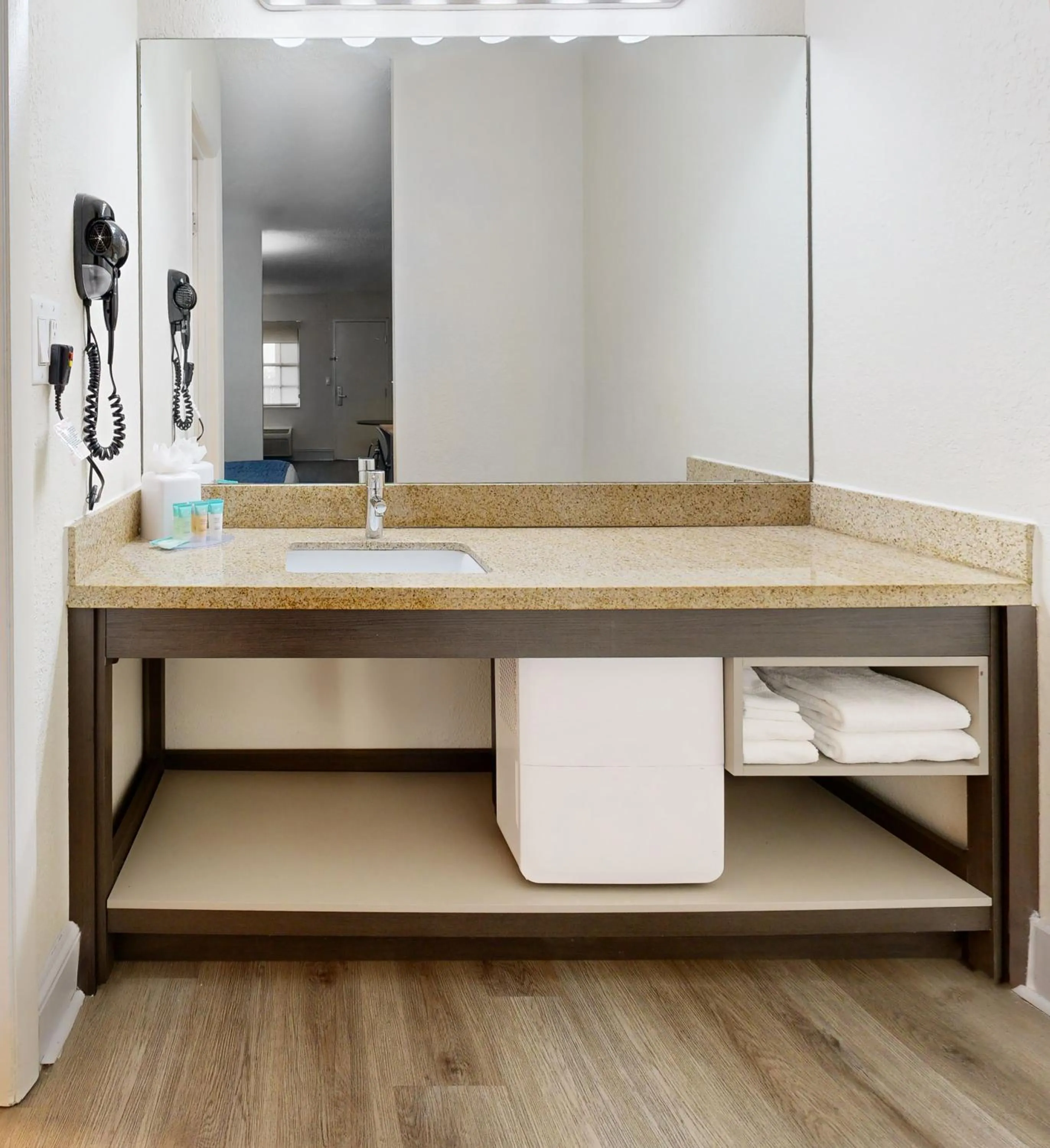 Bathroom, Bed in Avanti International Resort