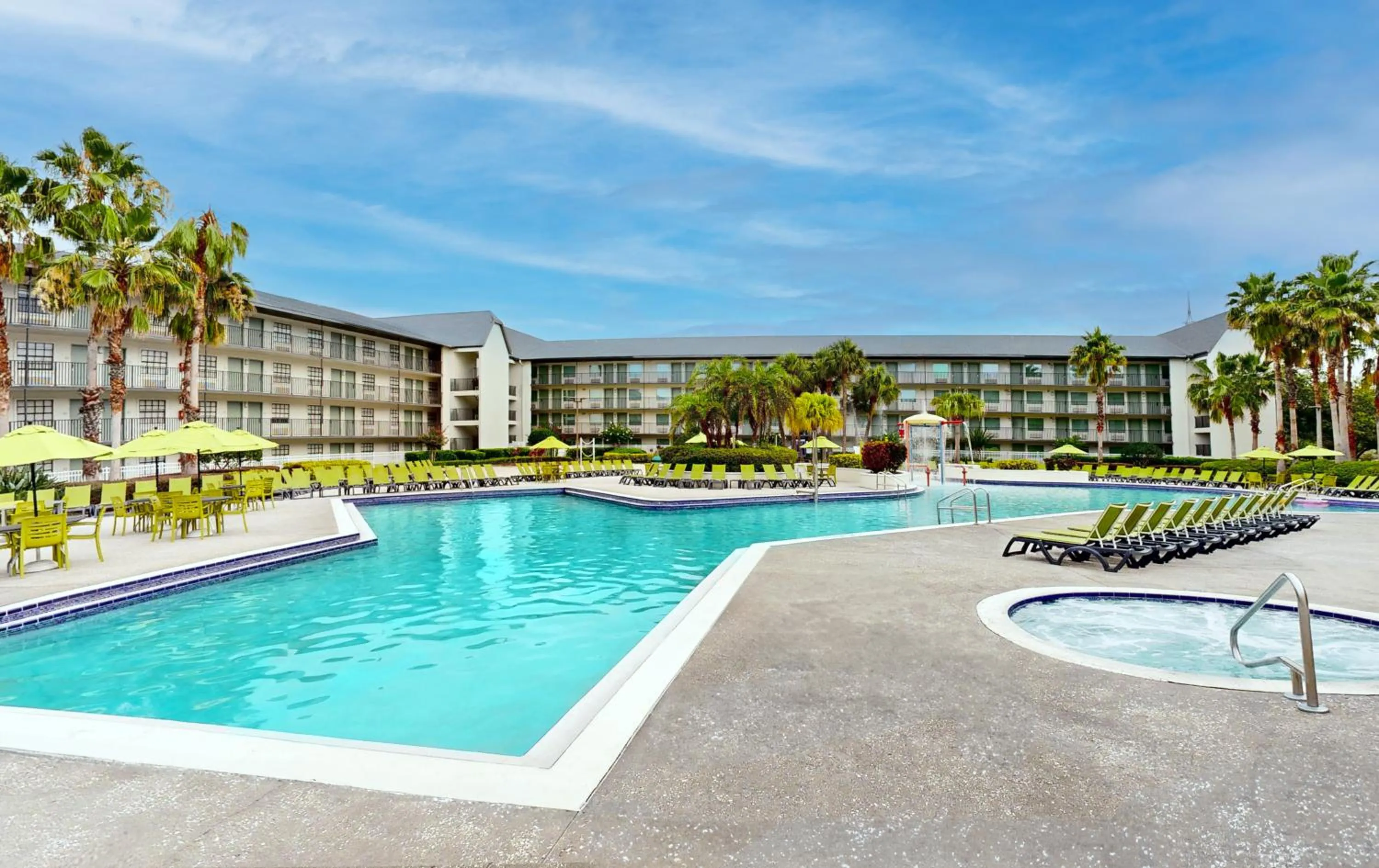 Swimming pool in Avanti International Resort