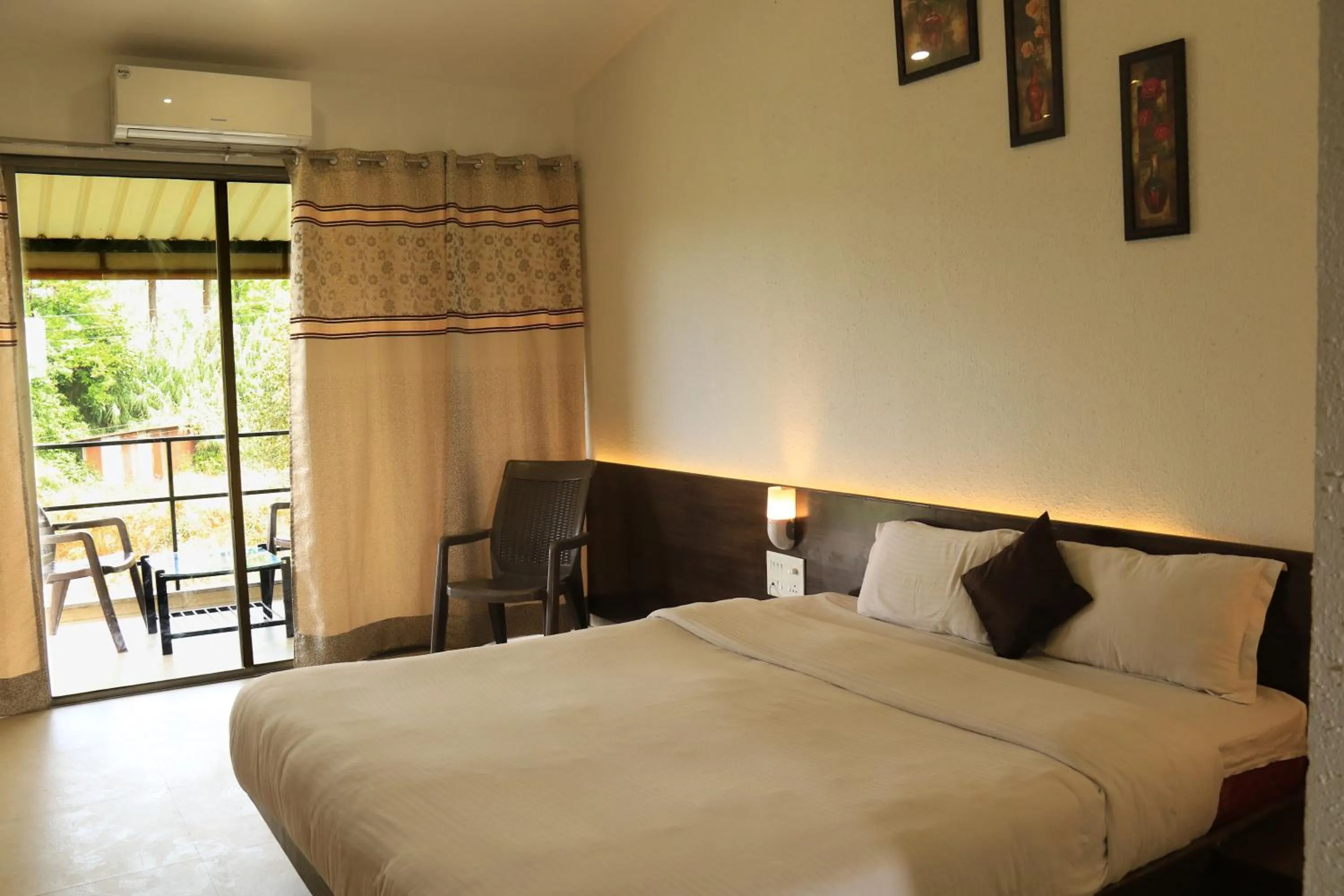 Photo of the whole room in Forest Inn