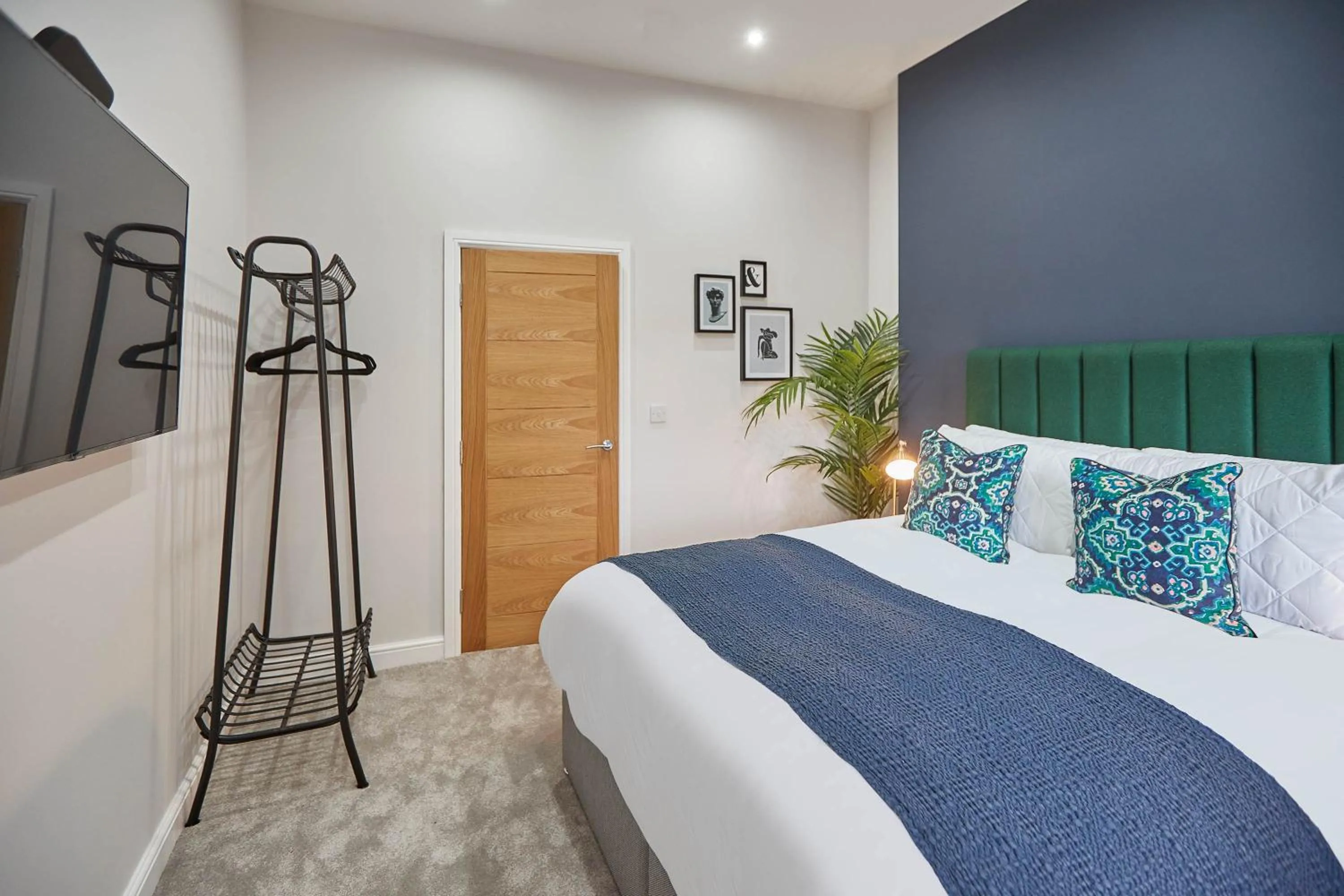 Bed in Host & Stay - Green View